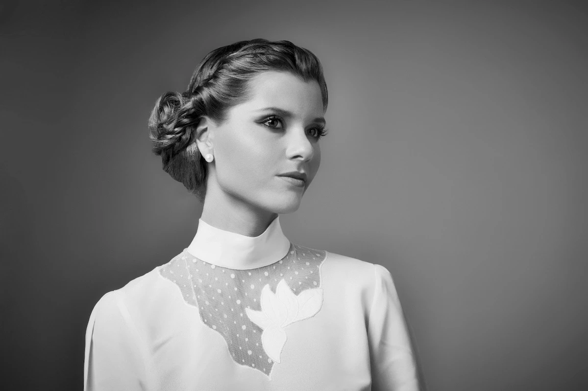 Portrait mode éditorial serré, focus sur le regard et maquillage, esthétique éditoriale