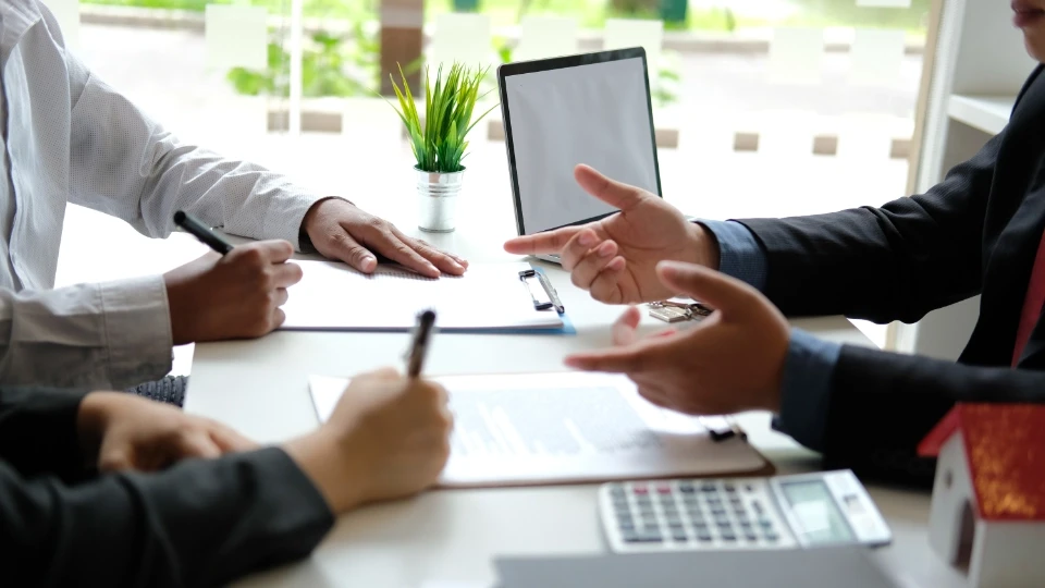 avocat discutant avec ses clients