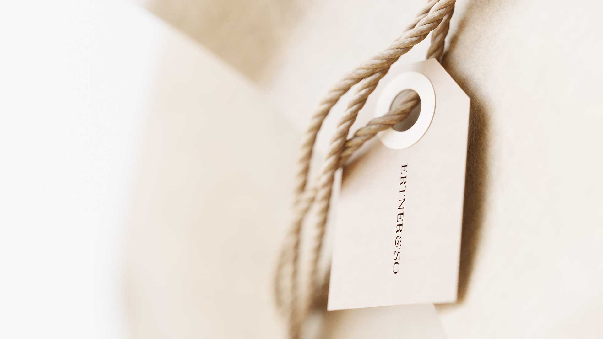 3D-Visualisierung eines minimalistischen Garderobenbereichs mit Holzelementen und weichen Textilien