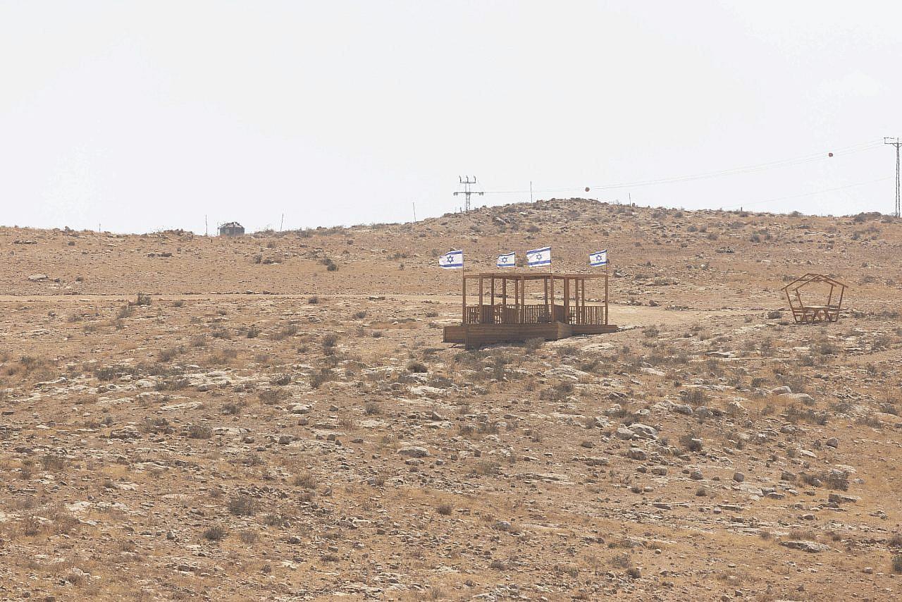 İşgal altındaki Batı Şeria'da, Güney Hebron Tepeleri'ndeki Fathu Sedru köyü yakınlarında, Şimon Atiya'nın karakolu Havat Shorashim'in bir uzantısını oluşturan bir gözlem noktası. (Oren Ziv)