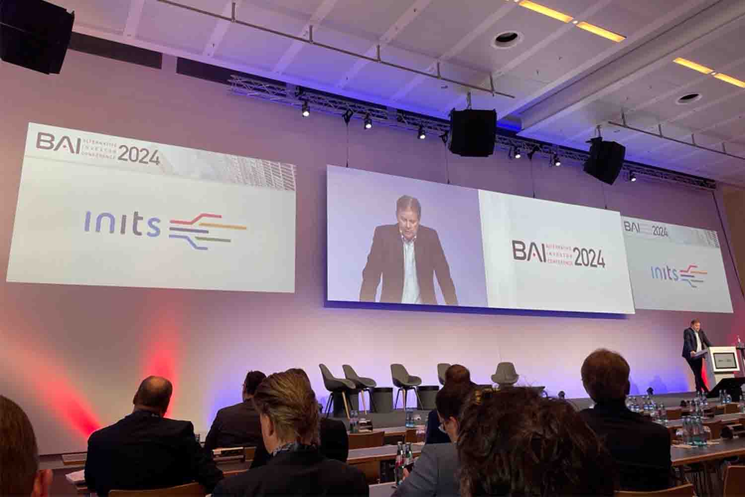 Foto von Vortragssaal mit Bühne – inits I/O als strategischer Sponsor auf der BAI-Konferenz.