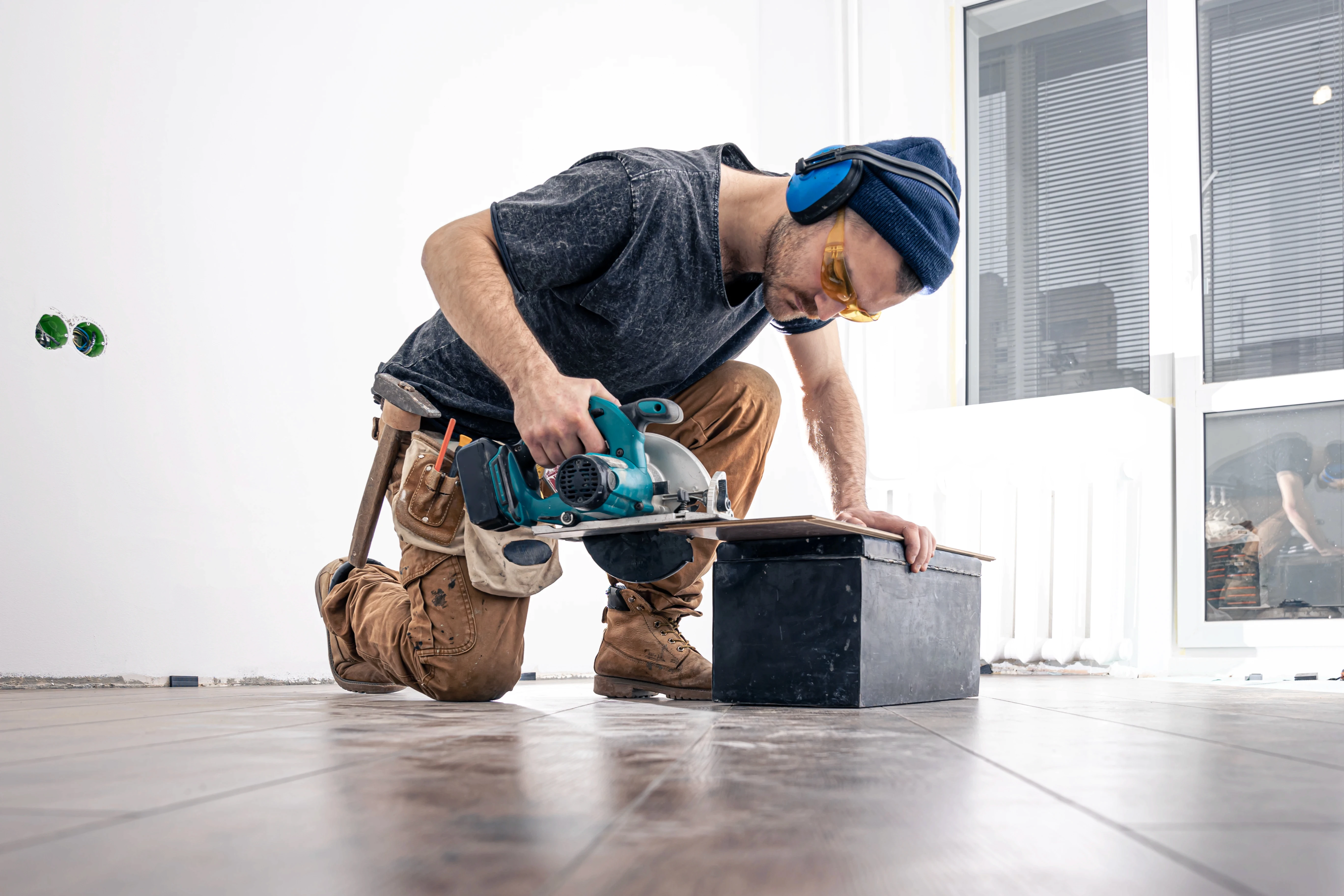 circular-saw-carpenter-using-circular-saw-wood