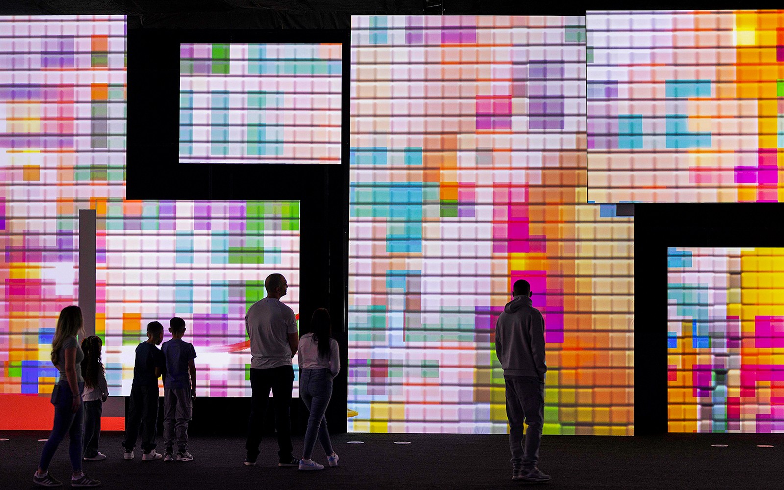 بازدیدکنندگان در حال تماشای نمایشگاه هنر دیجیتال در نمایشگاه گالری ملی پرتره بدون قاب هستند.