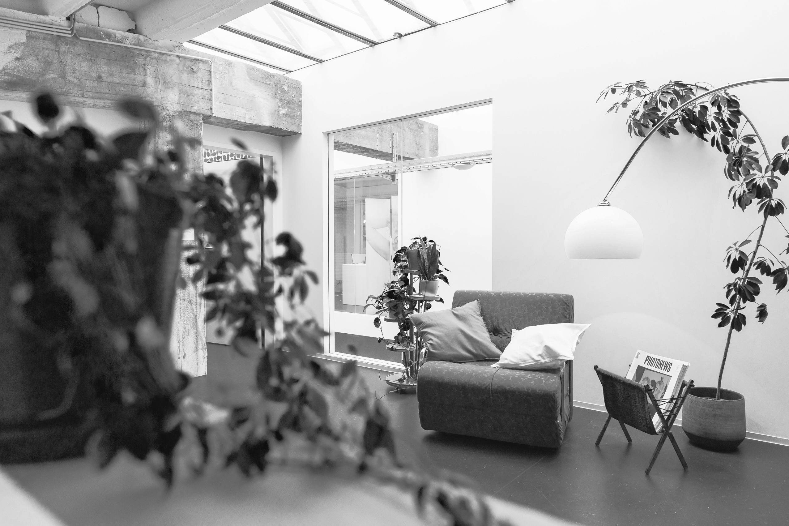 Detailaufnahme einer gemütlichen Leseecke im Wytspace Mietstudio in Erfurt, mit einem Sofa, Pflanzen und einer modernen Lampe – ein kreativer Rückzugsort für inspirierende Momente.