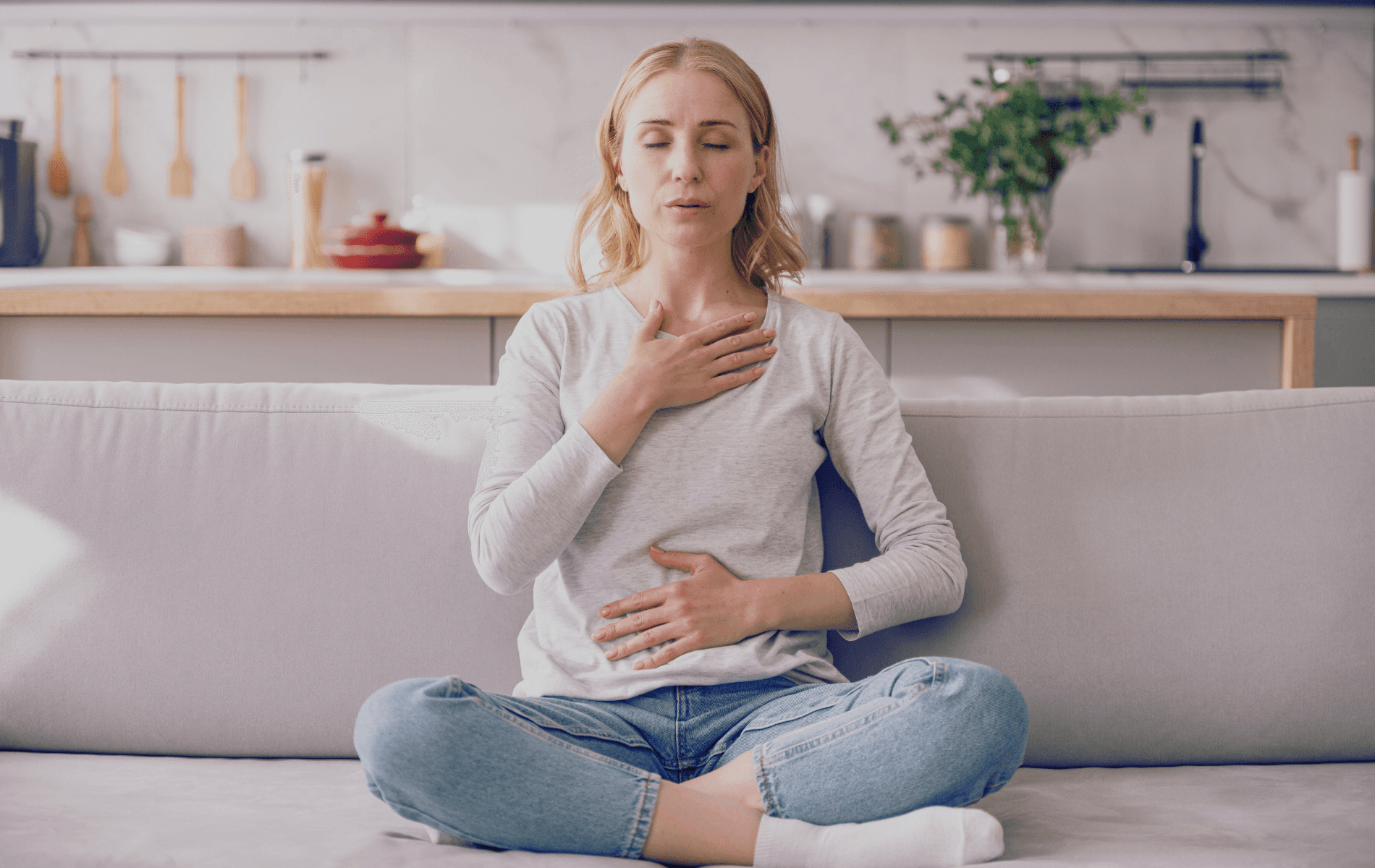 Persona practicando respiración abdominal para mejorar la digestión y reducir el estrés.