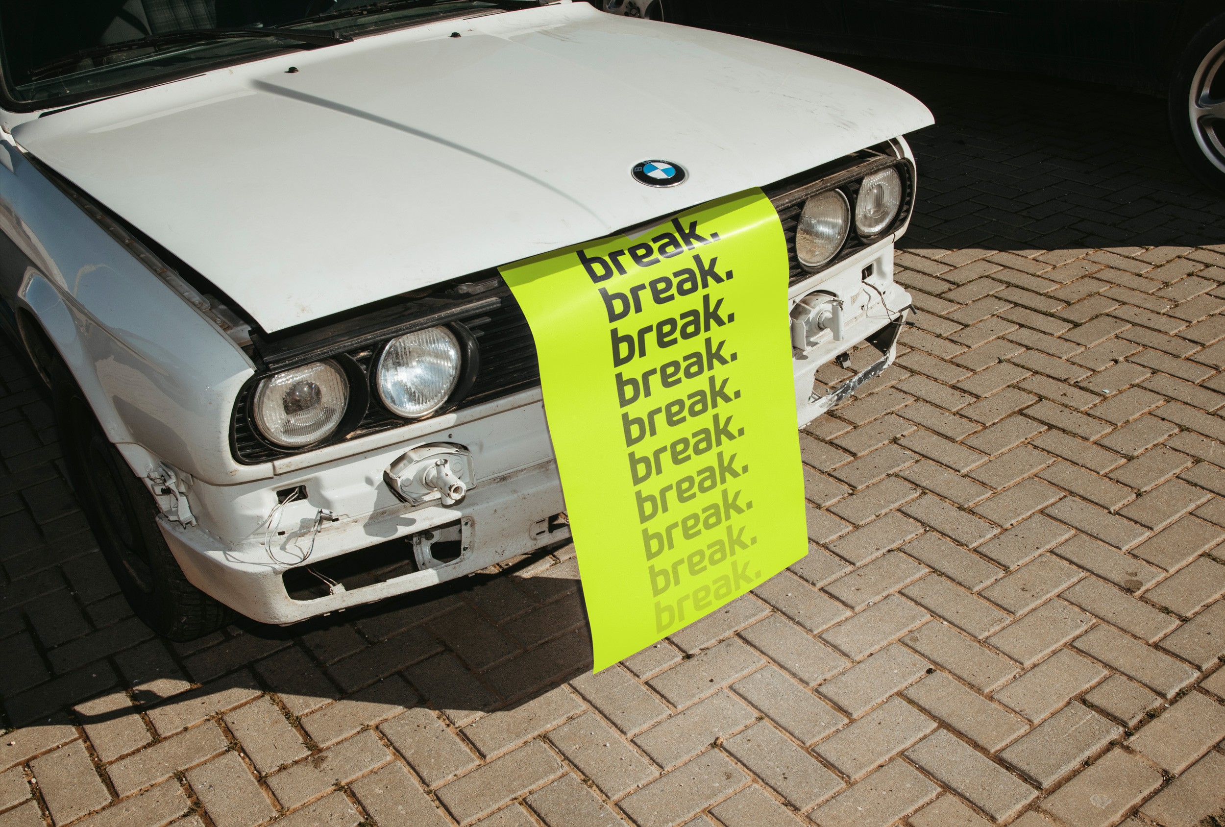 Fotografie eines physischen Raums, der mit Break Media Branding-Elementen gestaltet wurde, wie z.B. Wandgrafiken oder Beschilderungen.