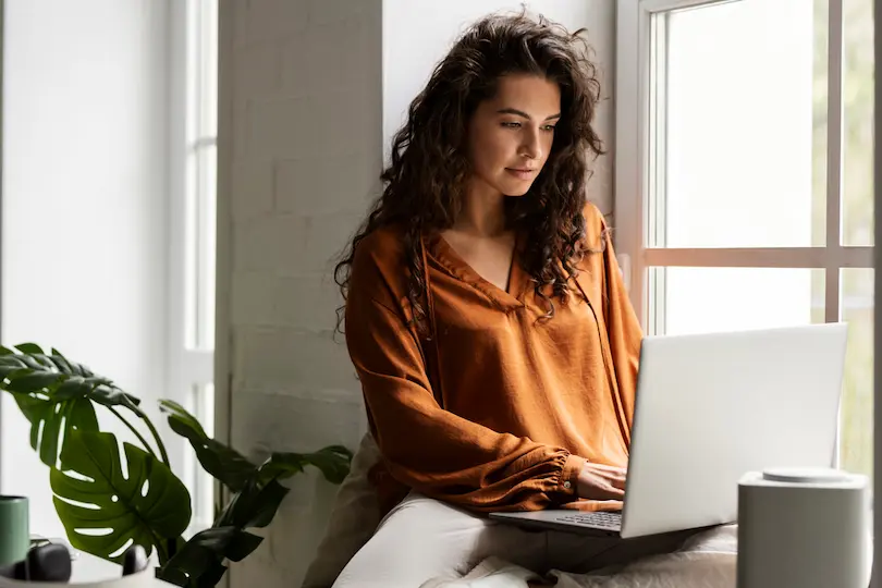 femme travaillant à télédistance