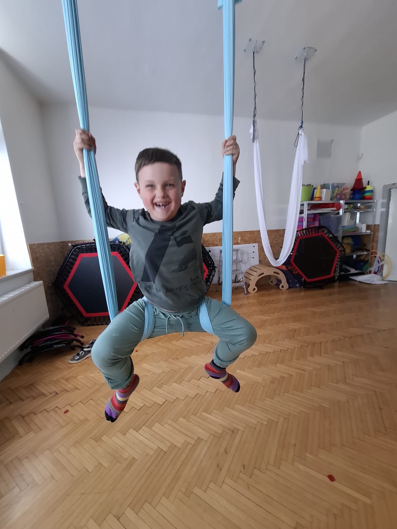 Detailní pohled na model tůně s vodou, obklopený papírovými skalami a zeleným rákosím z papíru.