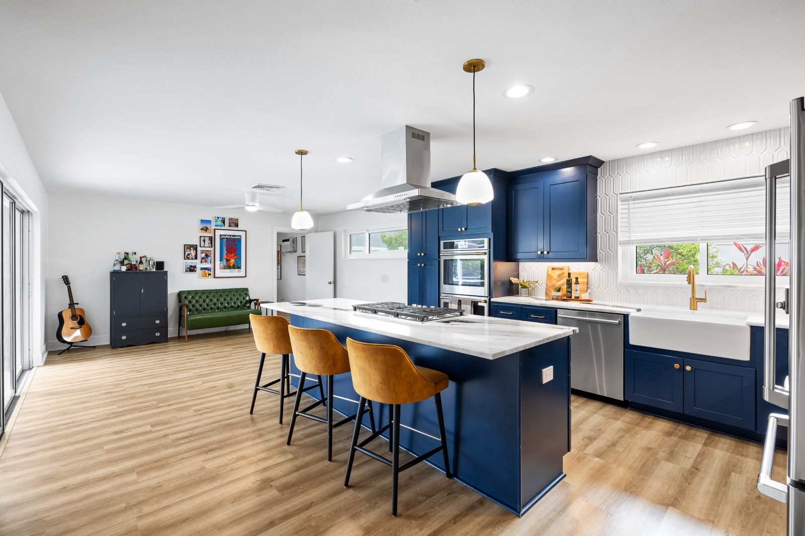Open kitchen and bar