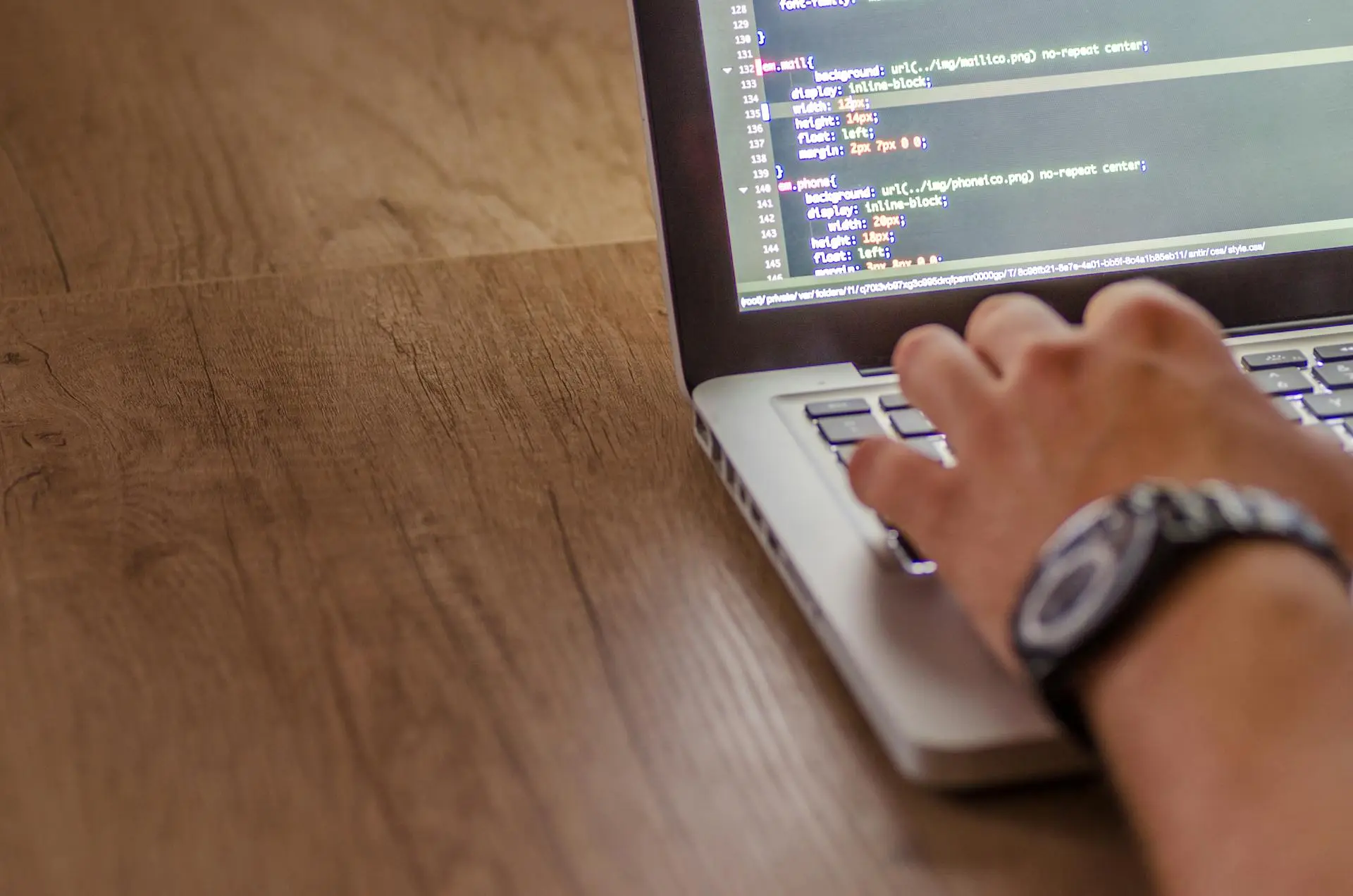 Openstaande laptop die een scherm open heeft van een CRM pagina met een bookings