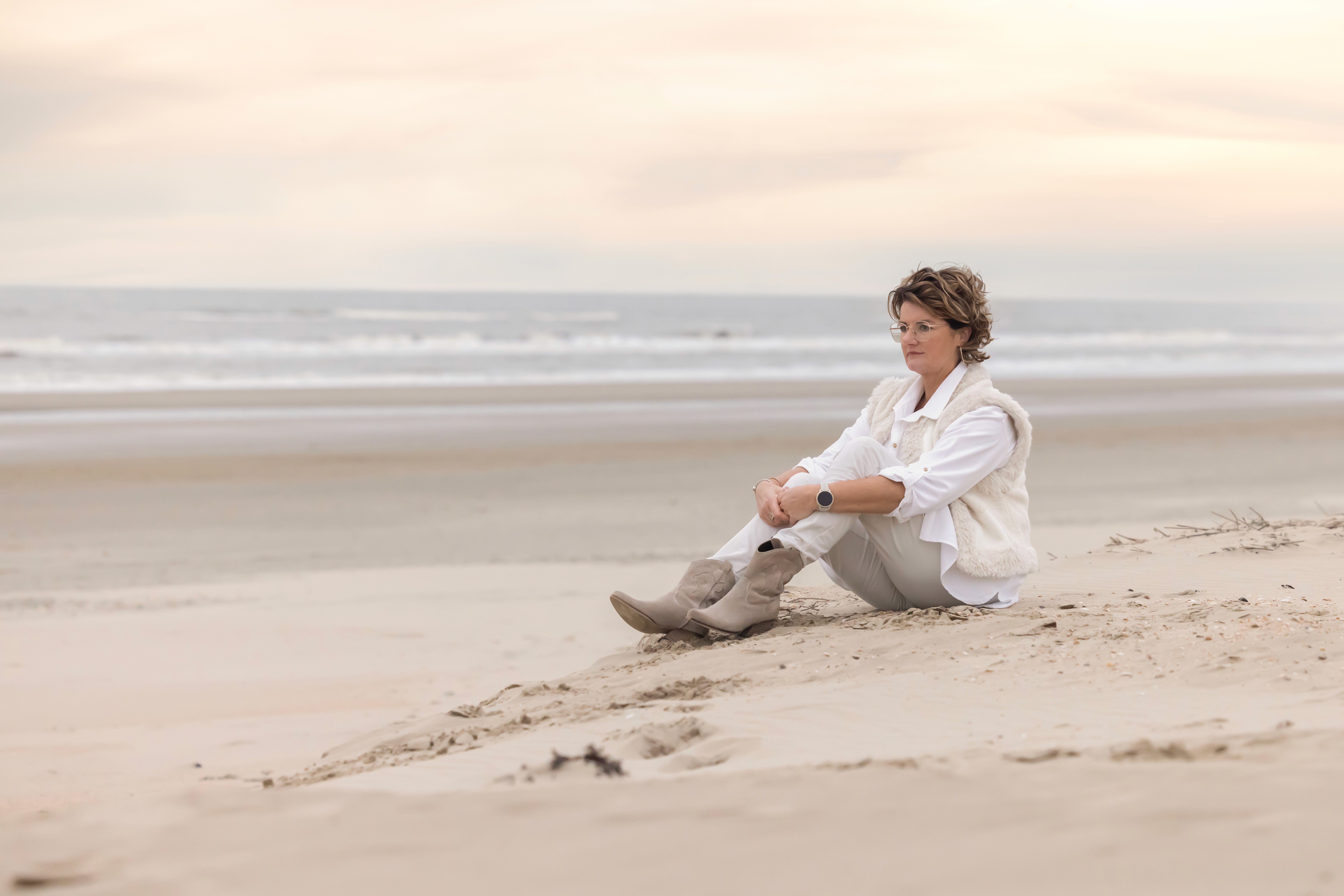 petra coacht zitten op strand