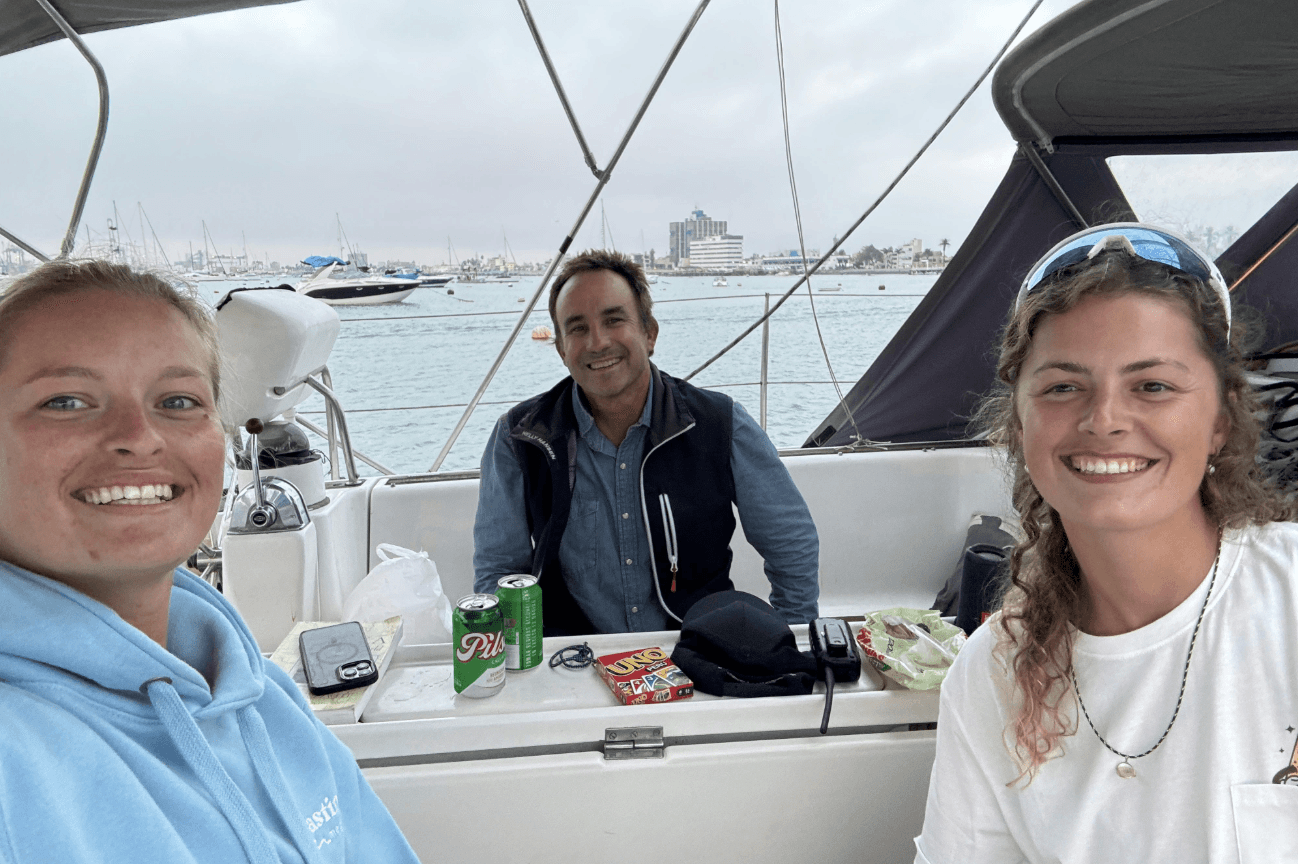 Jess and Miriam of Seastheday with Alec Hughes meeting after connecting on SeaPeople