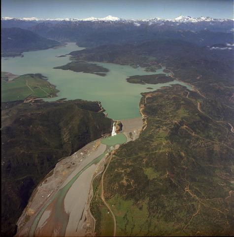 Lago Colbún, vertedero y muro.