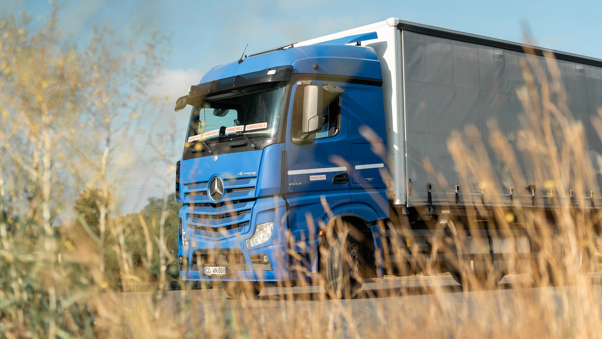Mercedes Actros LKW – moderne Ausstattung für Fahrschüler Klasse C und CE in Neustadt bei Coburg und Rödental.