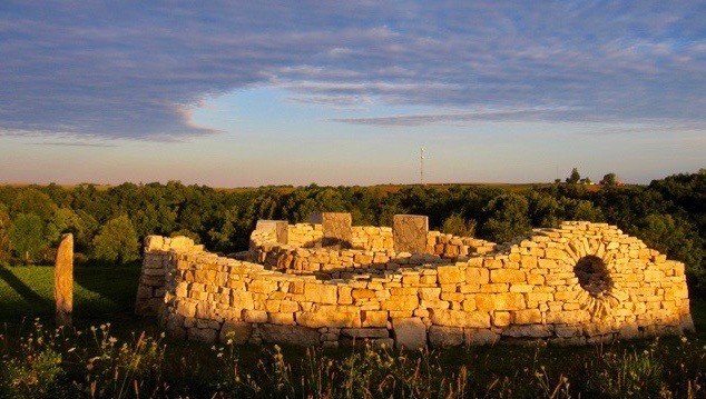 Trockenmauerkunstwerk The Three Witnesses von Thea Alvin