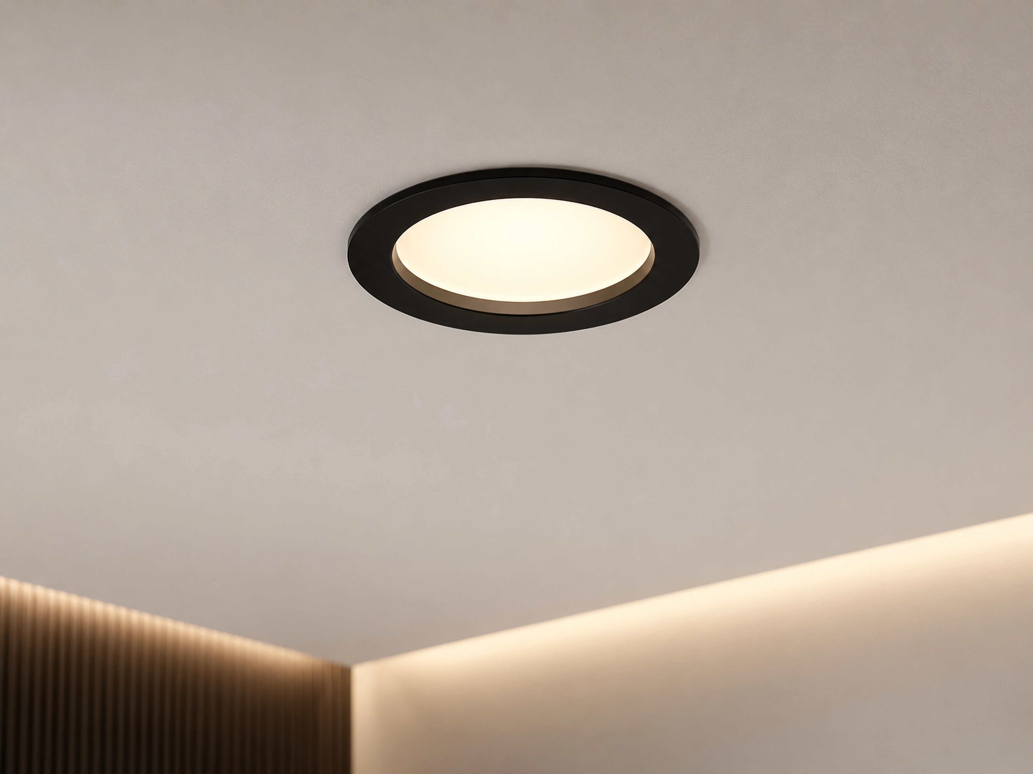 Czarna zintegrowana oprawa sufitowa LED Enix 10 Plus typu downlight IP54 z regulacją barwy światła