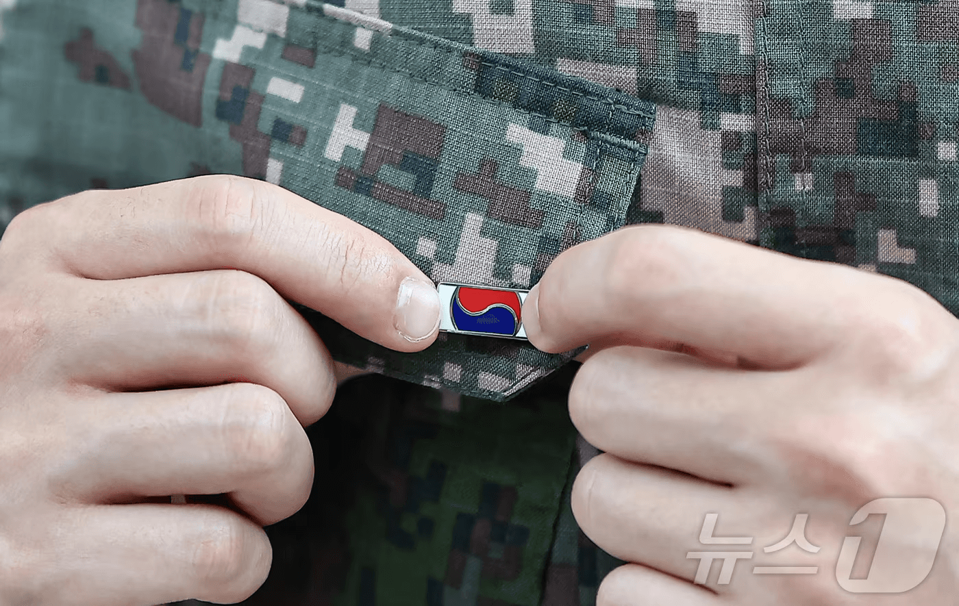 국가보훈부의 '121723 끝까지 찾아야 할 태극기' 배지. 2025.6.25/뉴스1 ⓒ News1 김도우 기자