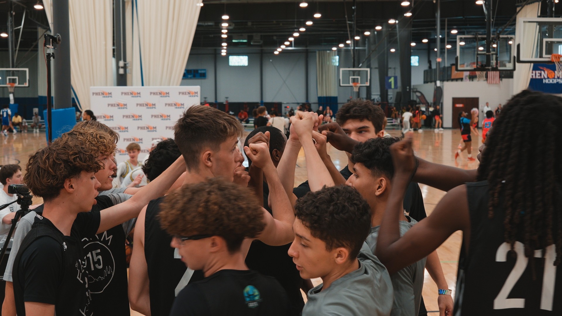 Moment d'unité entre coéquipiers lors d'un tournoi pendant un camp de basket USA.