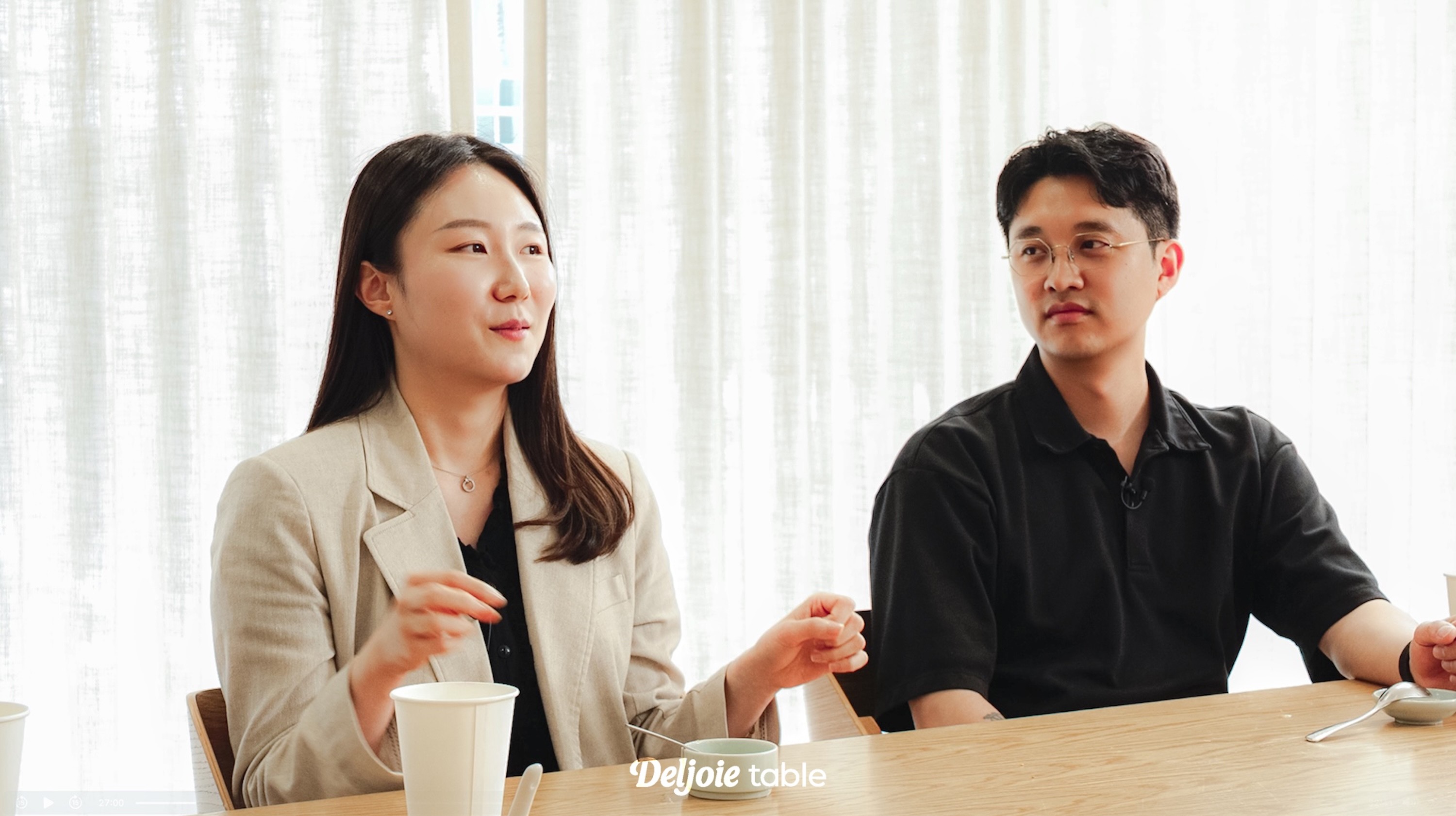 식사를 마치고 닭가슴살면을 먹으며 달라진 이야기를 하는 여성과 남성