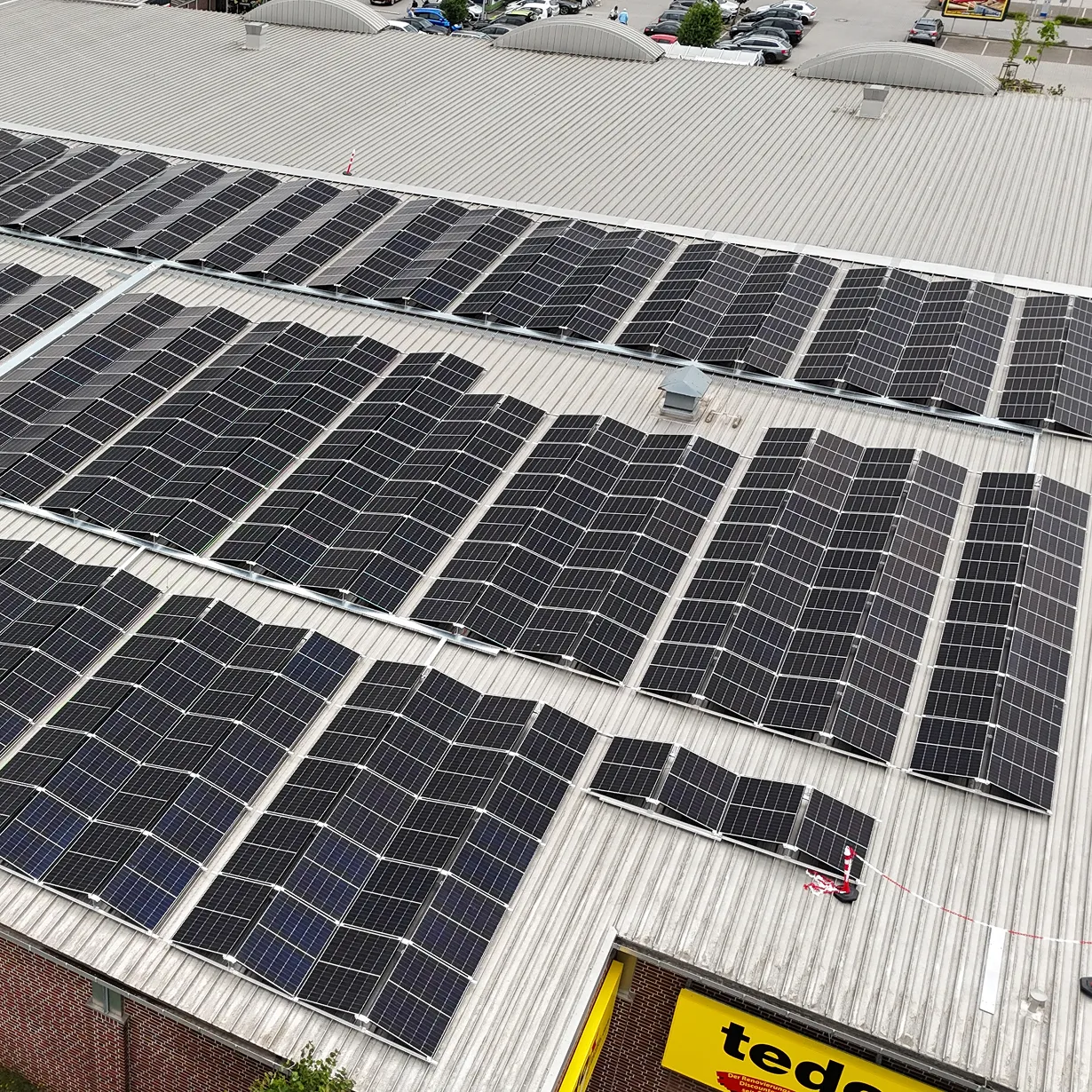 Gewerbliche PV-Anlage auf dem Dach eines großen Einzelhandelbetriebs