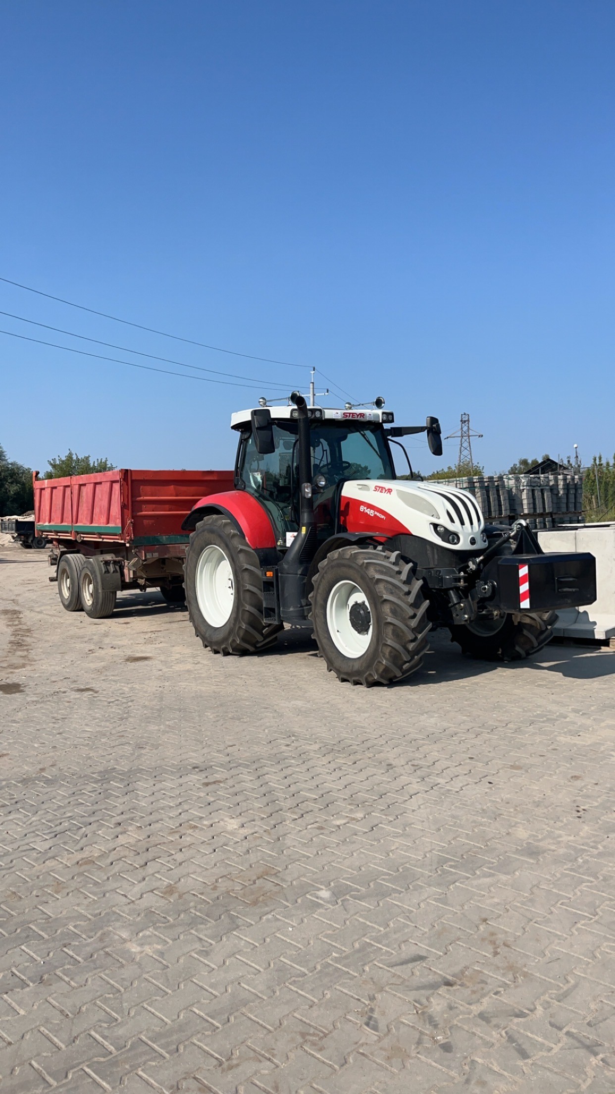 Steyr z przyczepą wywrotką przy bazie