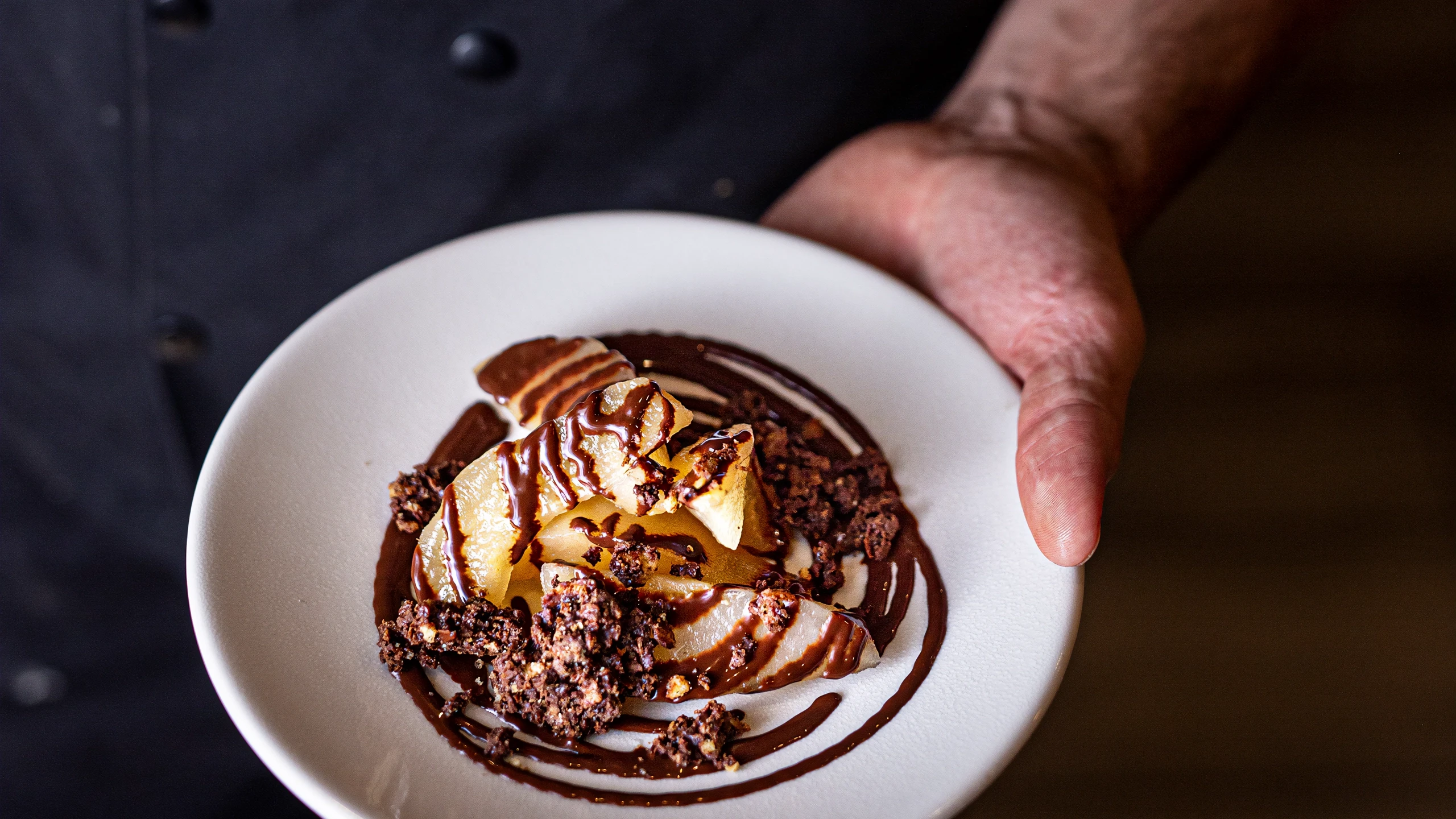 Dessert à l'assiette avec poire et chocolat
