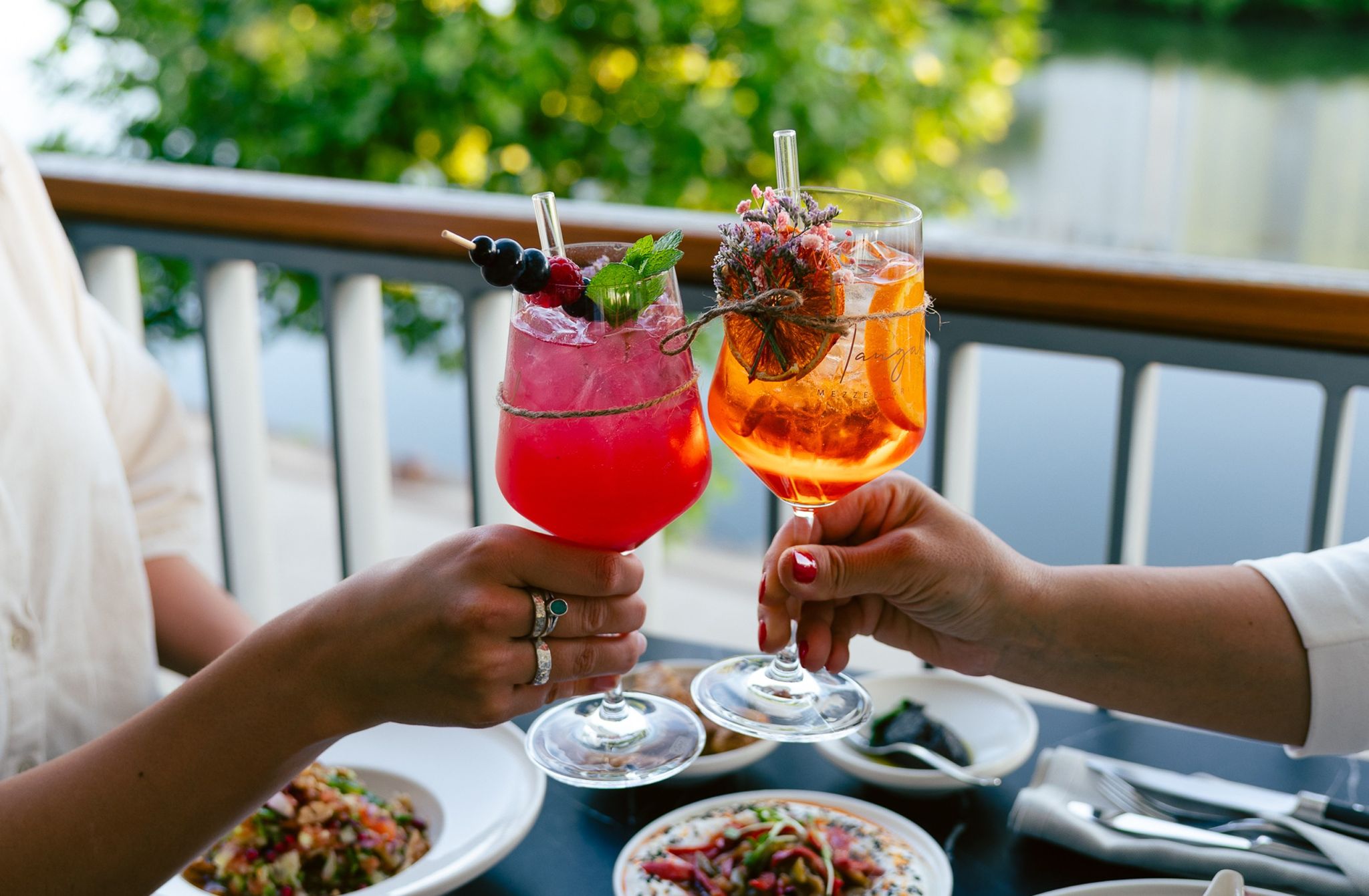 Die Wohlfühlatmosphäre bei Mangal Mezze & Grill die zum verweilen einlädt.
