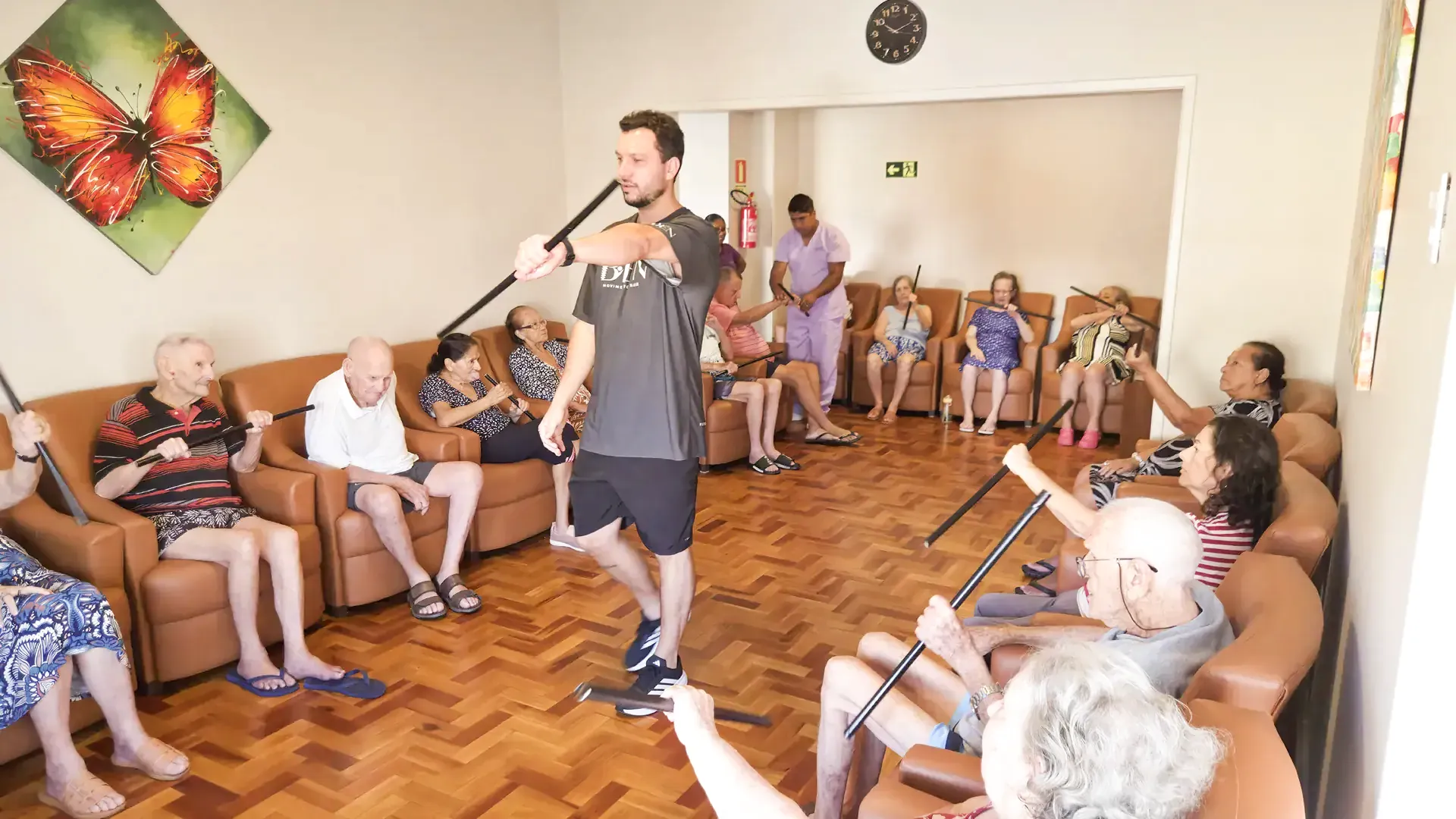 Idosos participando de atividades de estimulação cognitiva e física orientadas por profissionais.