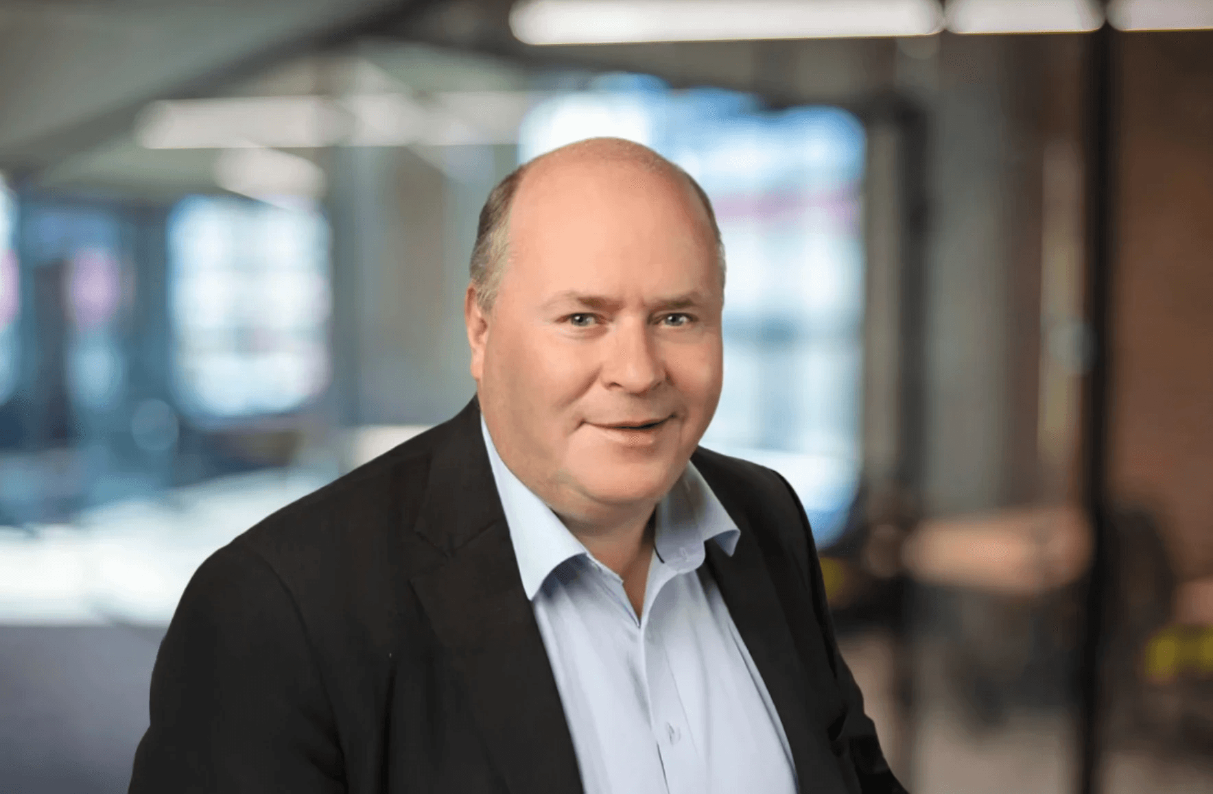 Dr. Reinhard Lüling, Geschäftsführer der DiscVision Solutions GmbH, Portrait eines Mannes im Anzug vor modernem Bürohintergrund.