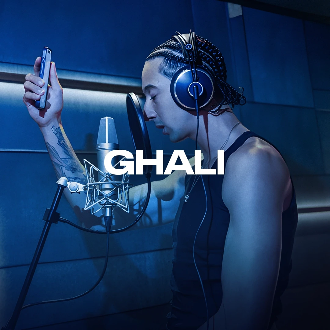 in studio di registrazione con cuffie.