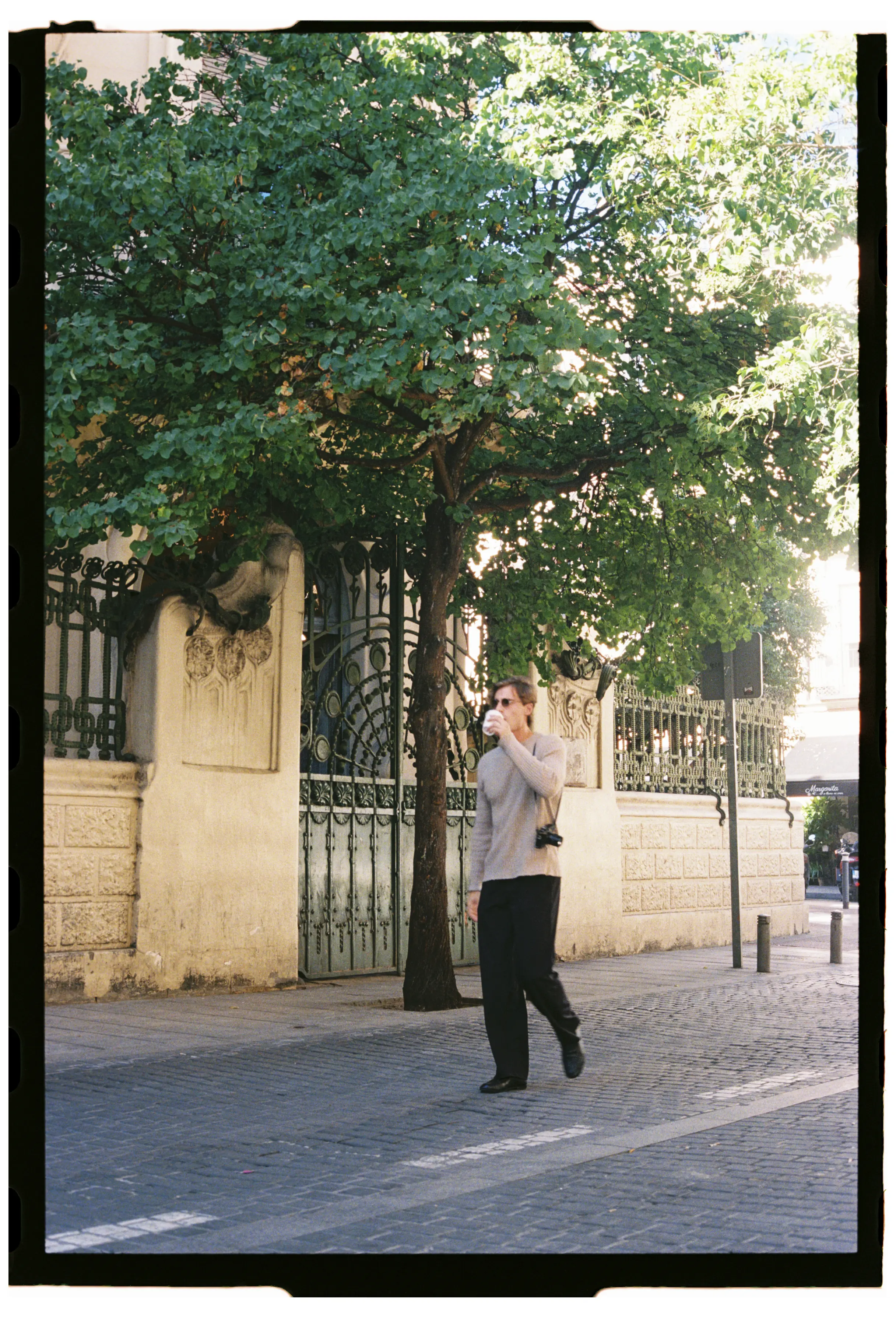 hombre joven paseando tomando un cafe