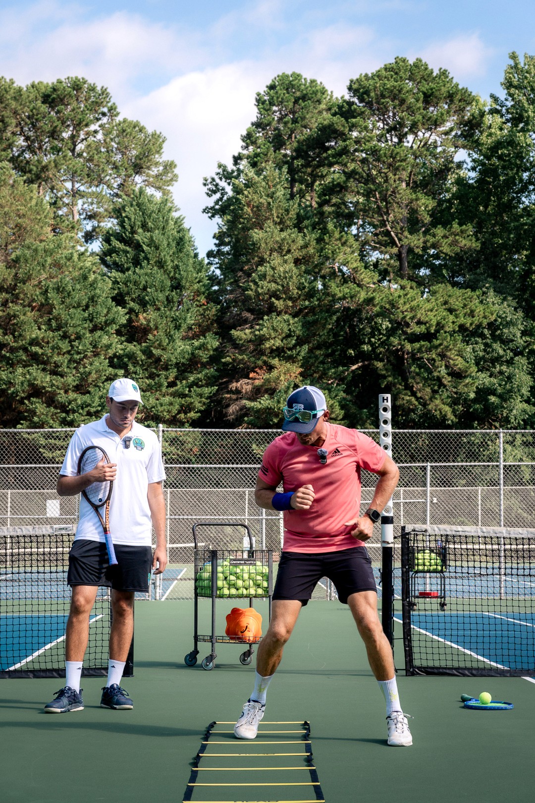 Coach en exercice de motricité sur le terrain du Combine Elite Tennis Camp.