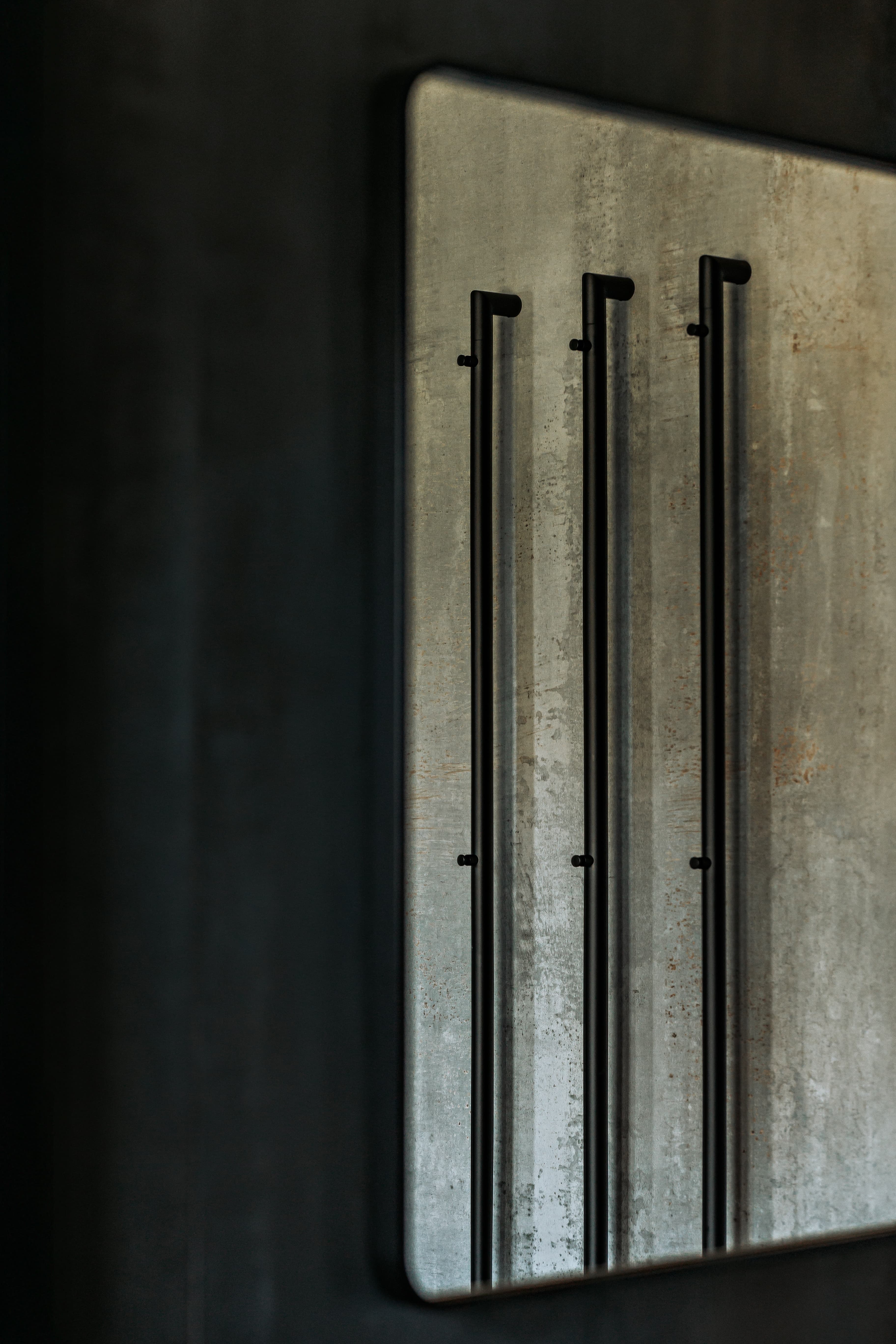 dark bathroom design