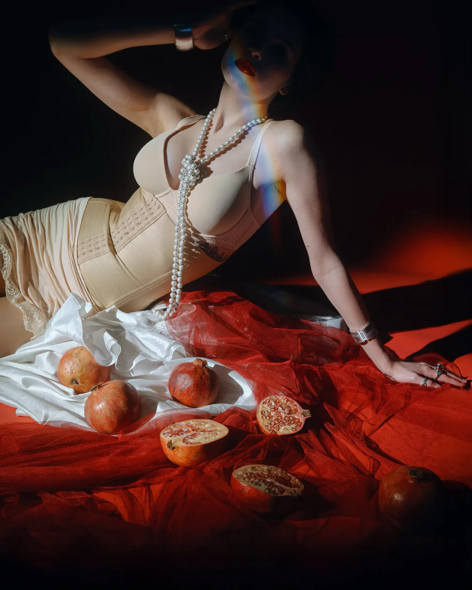 The Colour of Pomegranates — project image 09 by Roman Olinchuk. 香港攝影、創意影像及視覺敘事作品。