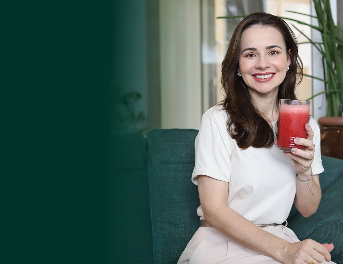 Foto da Dani sorrindo na cozinha - Hero