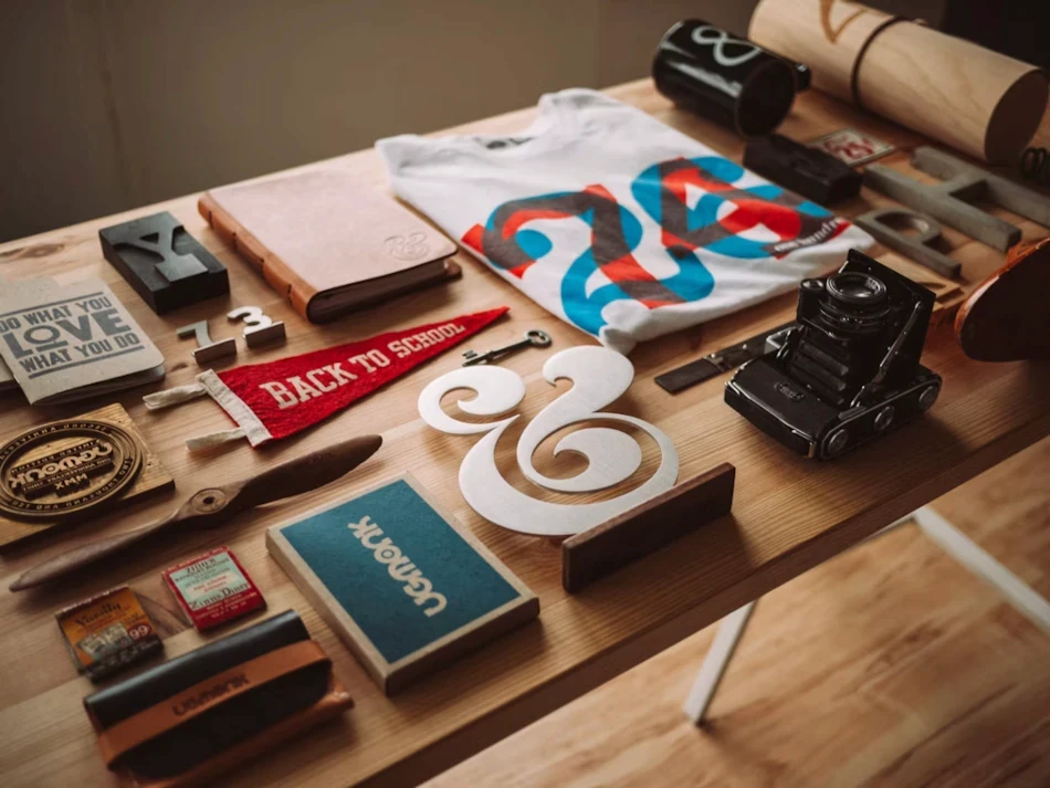 Photo d'articles brandés sur un bureau