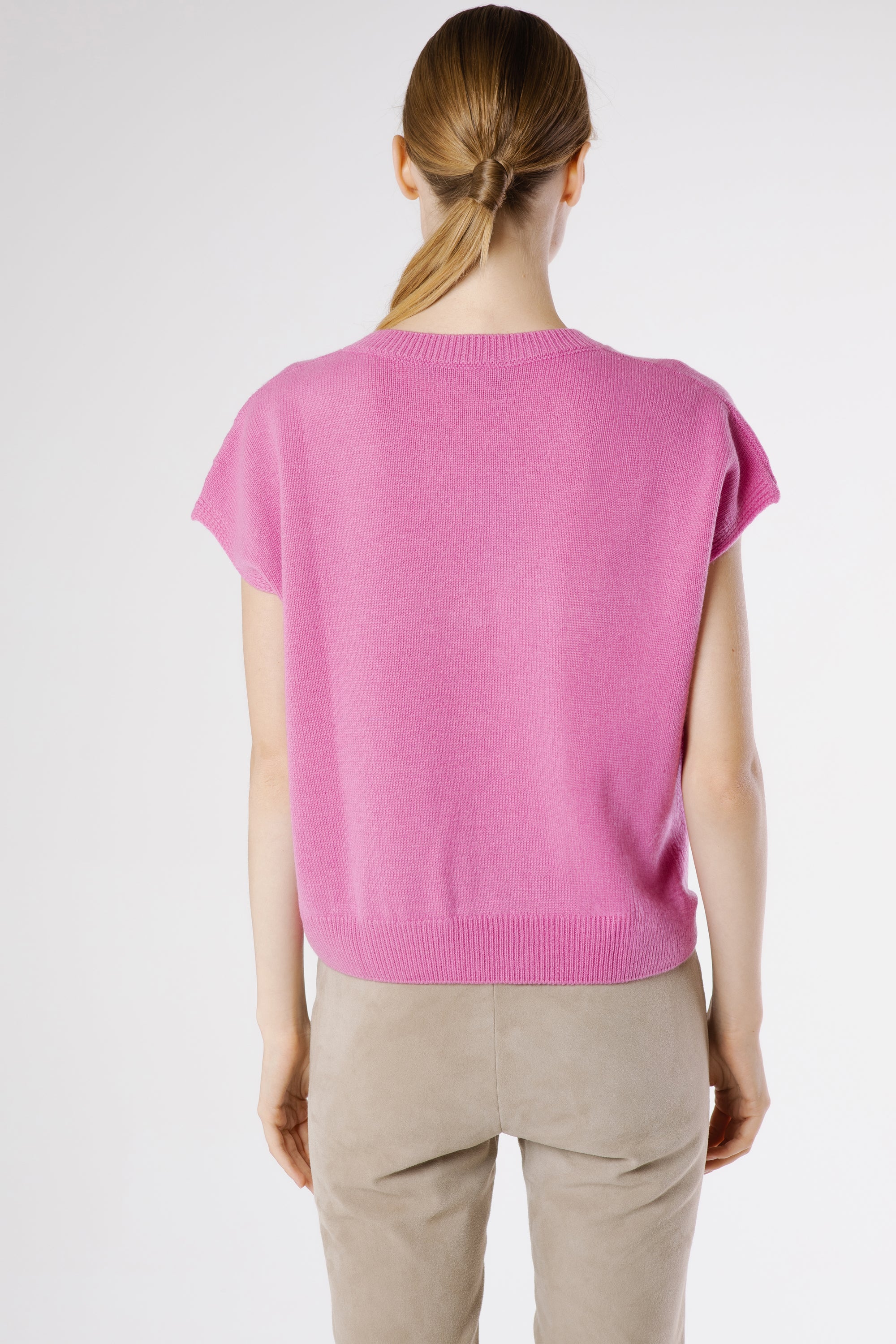 Back view of Felis Cashmere Pullover Orchidea showcasing clean silhouette and fine knit structure