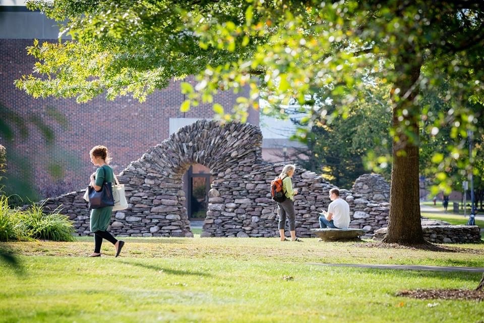 Trockenmauerkunstwerk Time and Again von Thea Alvin