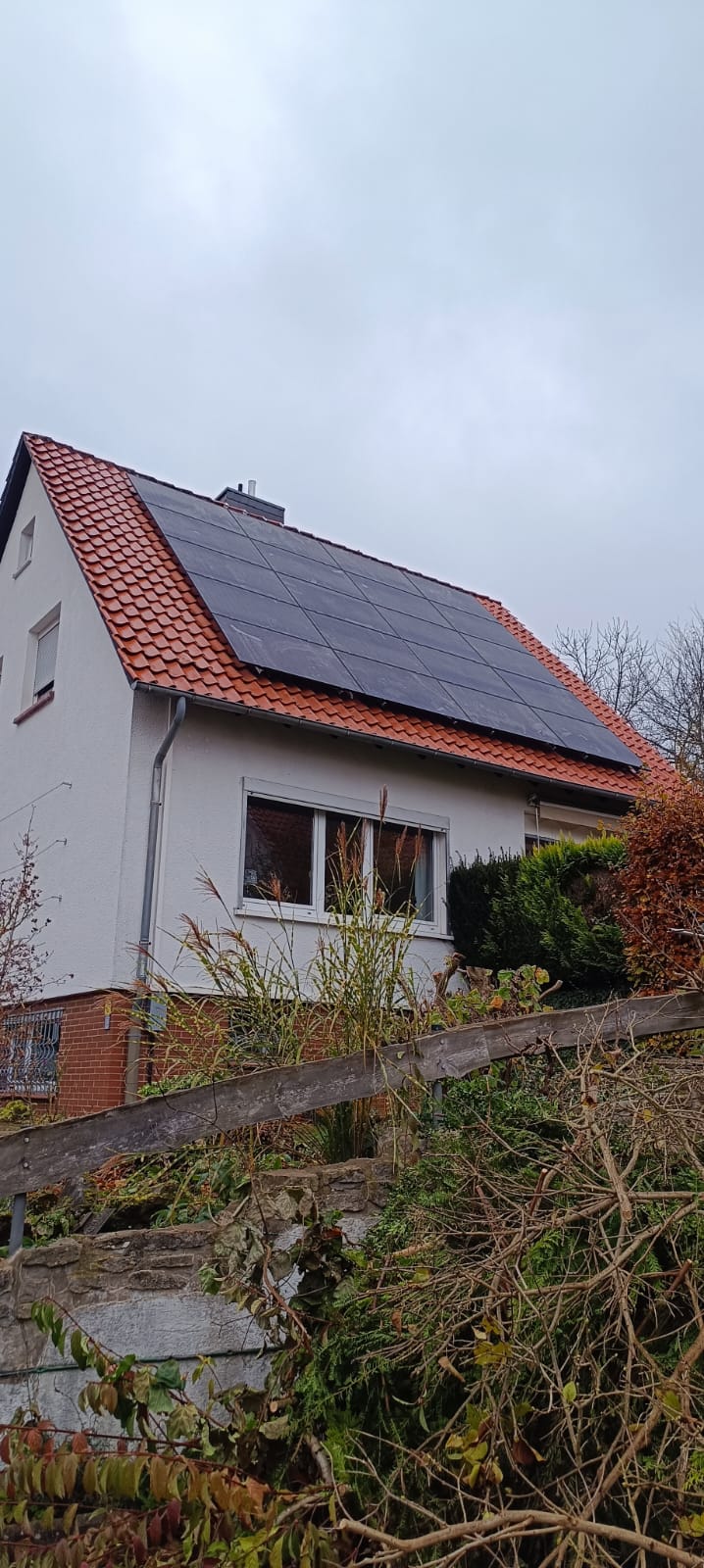 Dach mit PV Anlage in Roringen