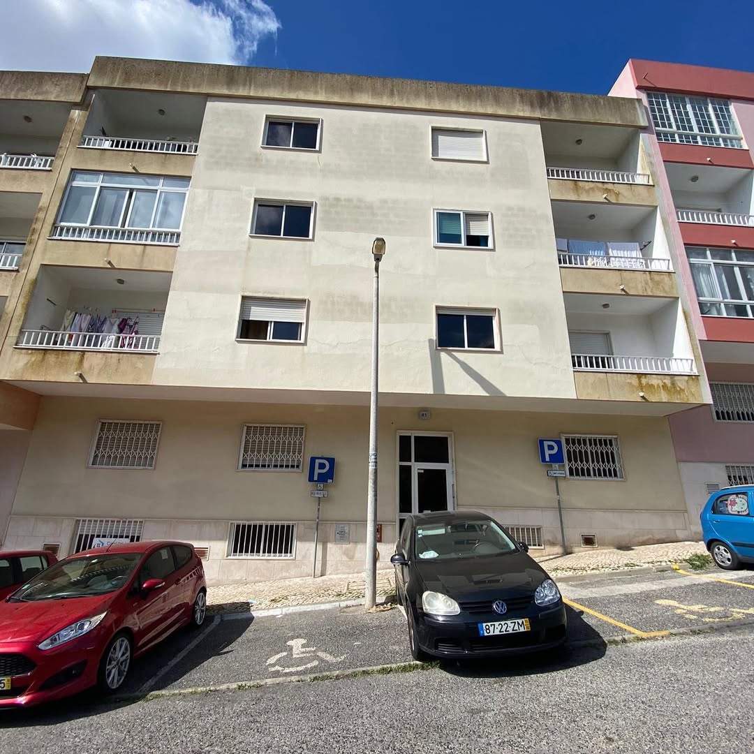 Pintura de fachada de prédio em Queluz pela Visual Up