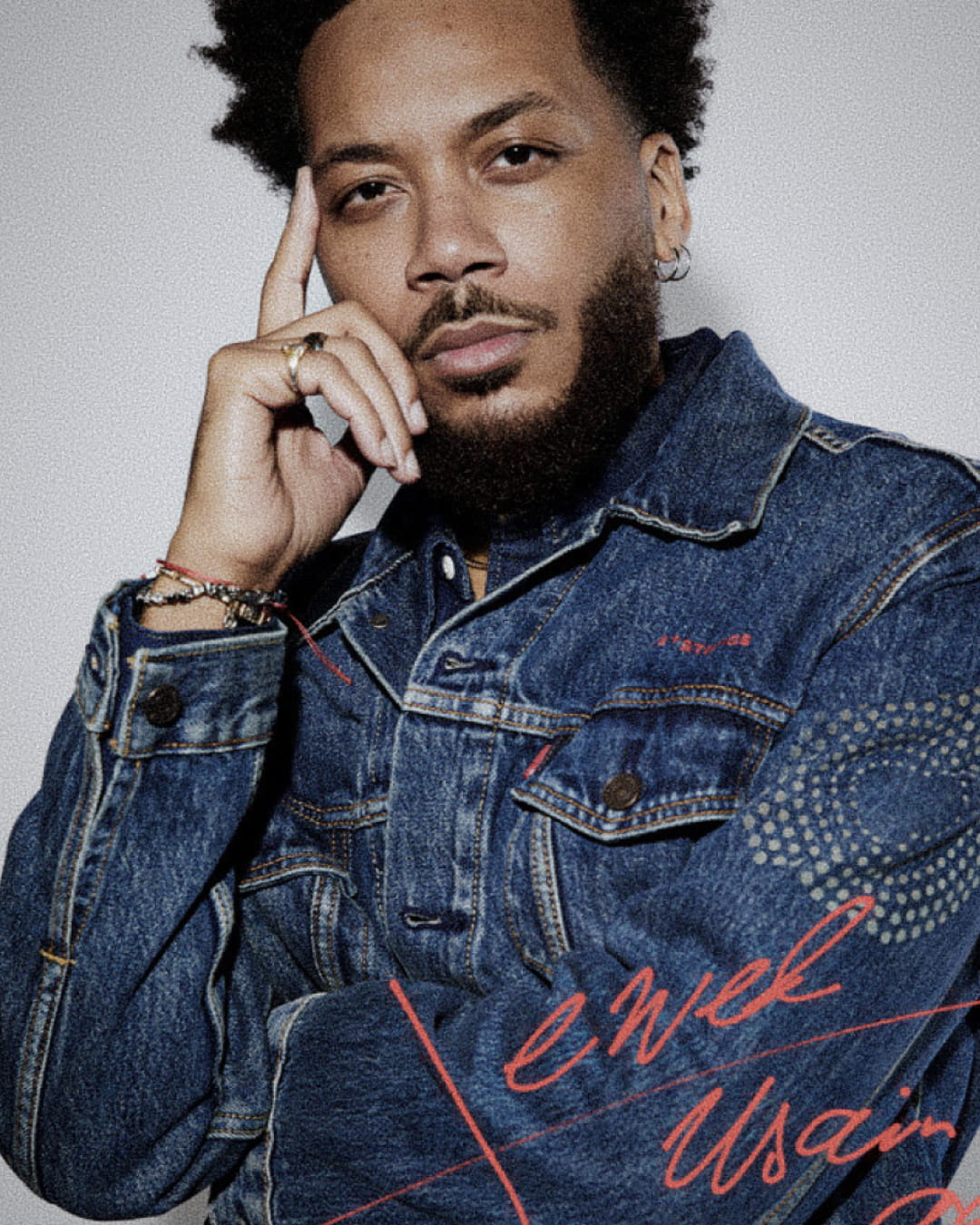 homme en veste en jean