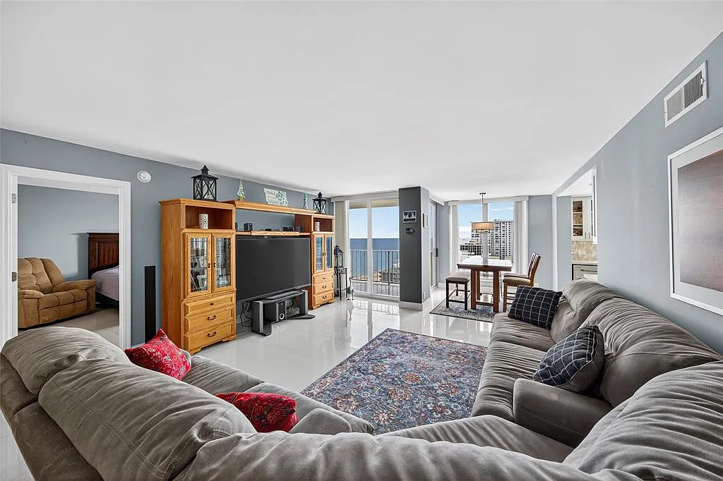Luxury Oceanfront Condo in Pompano - Living Room