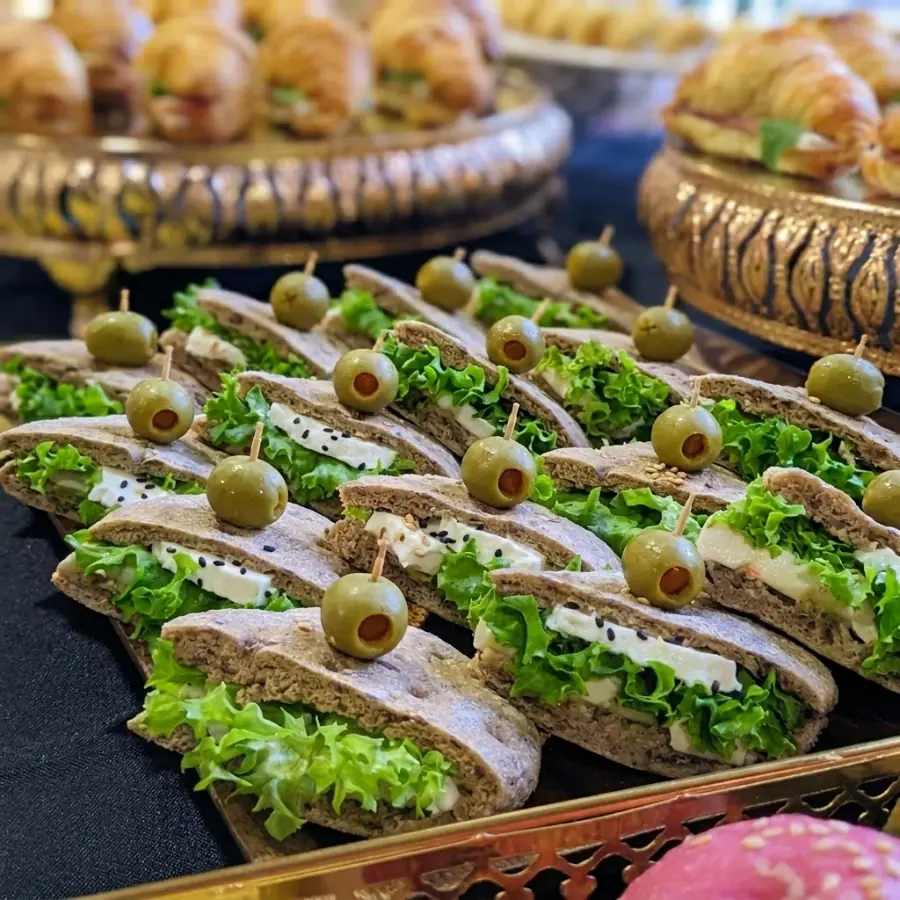 Coffee Break Saludable con brochetas de fruta fresca, jugos naturales y bocados integrales para eventos.