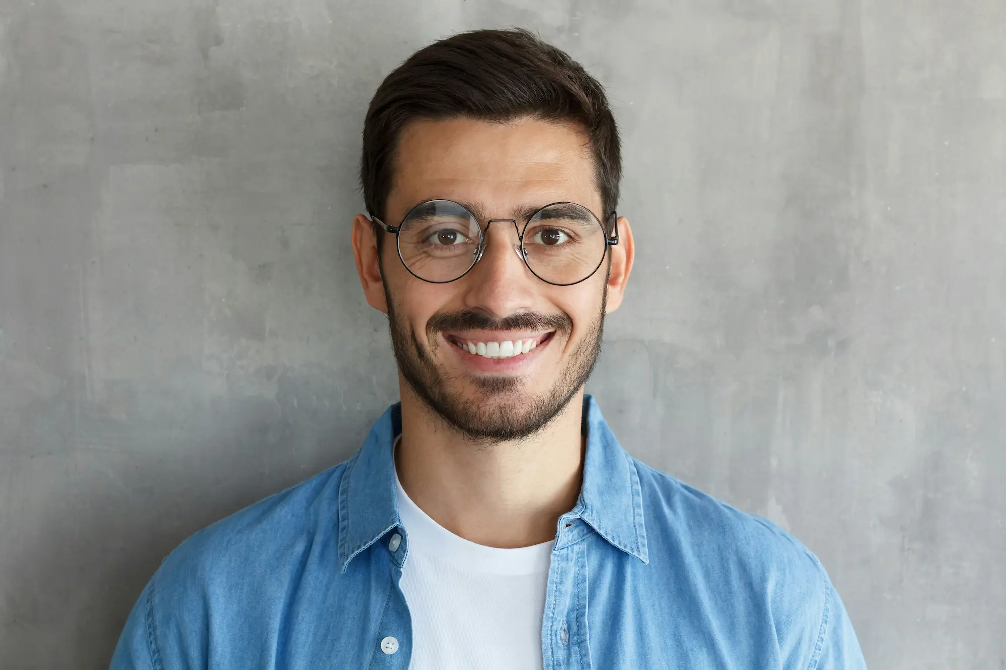 Porträt eines jungen Kunden.