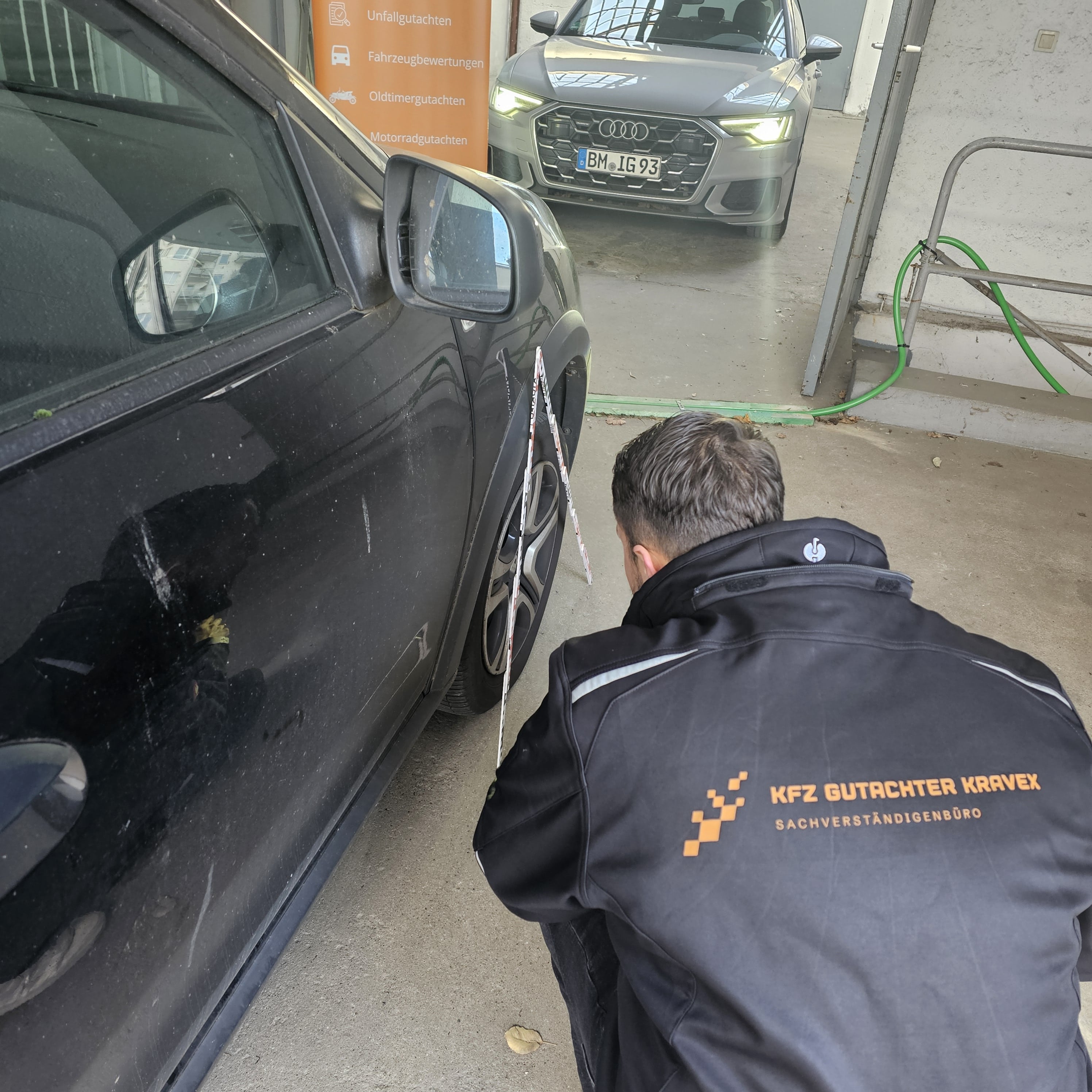 Kfz Gutachter fotografiert Auto von Innen