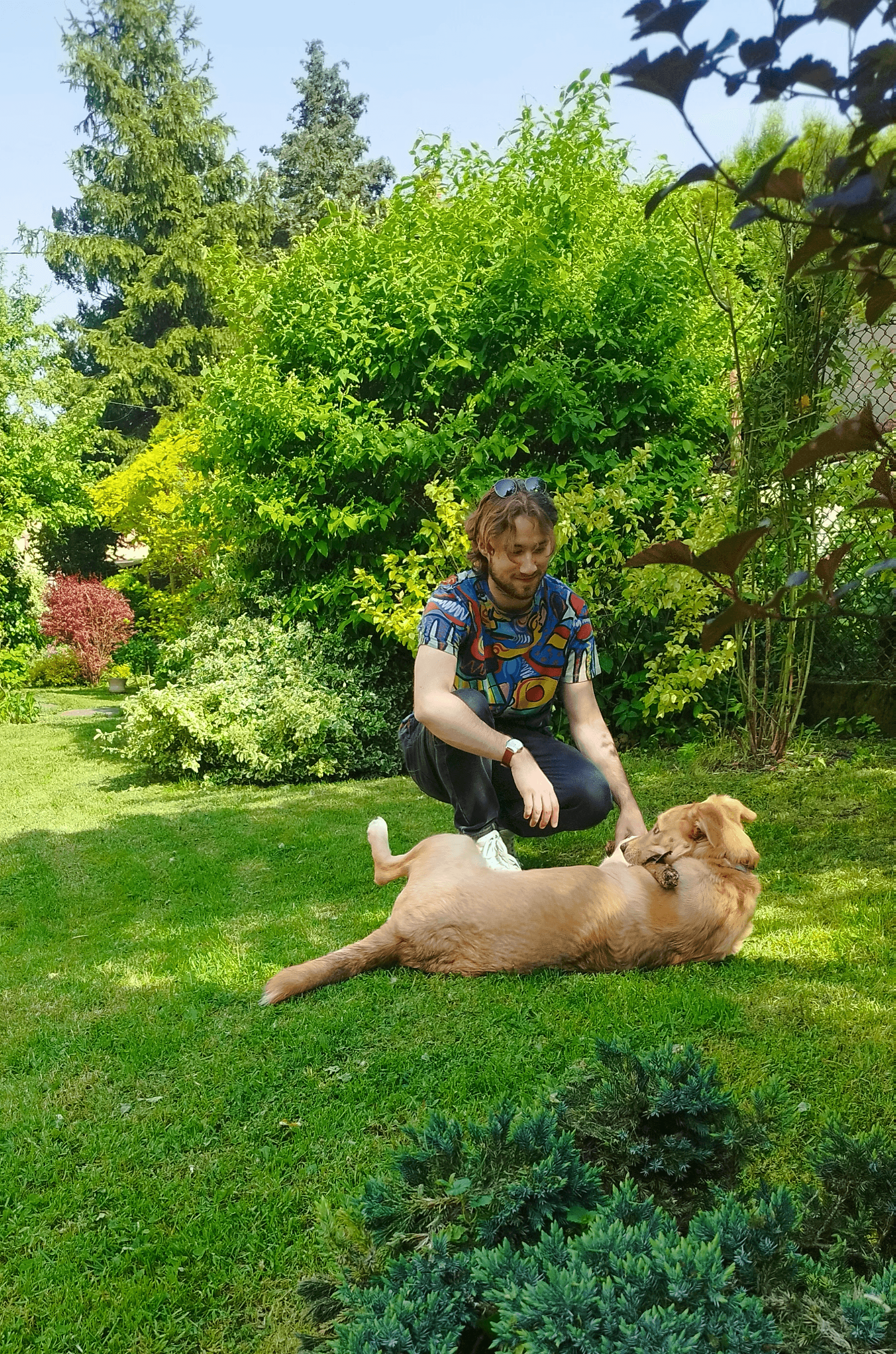 Mężczyzna bawiący się z psem