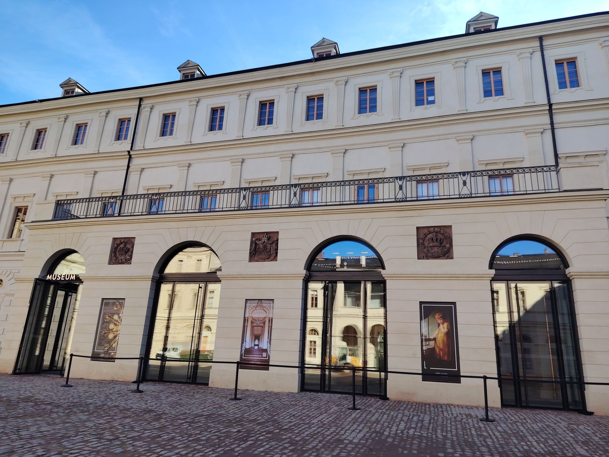 Fassade des Weimarer Stadtschlosses mit dem Eingang zum Museum