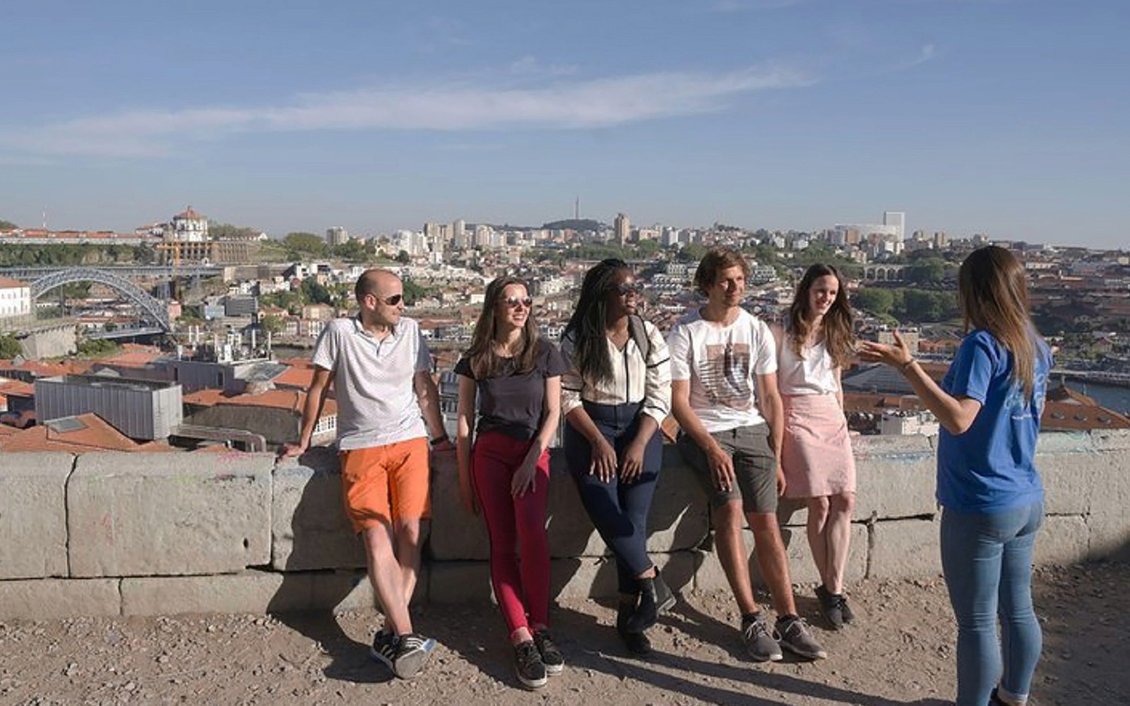 团体享受导览的赛格威之旅，俯瞰波尔图的城市风光。