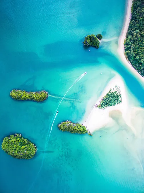 Vista aérea de ilhas tropicais com mar azul cristalino