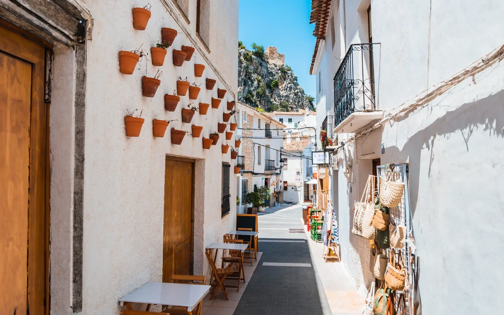 Vakre, små gater og smug i Guadalest, Spania | Expa Travel